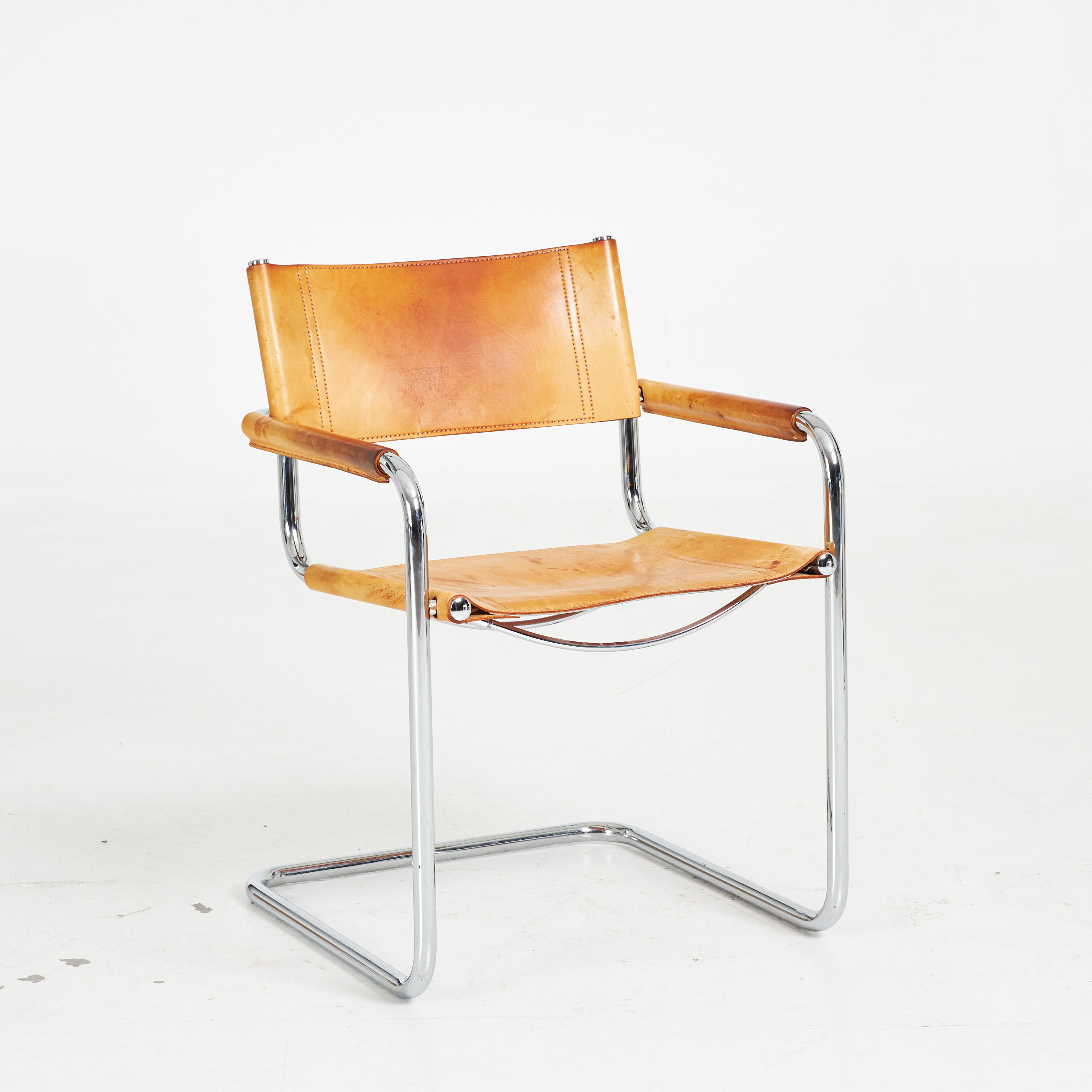 KARMSTOL. 1900-talets senare del, klädd i läder, kromad stomme.