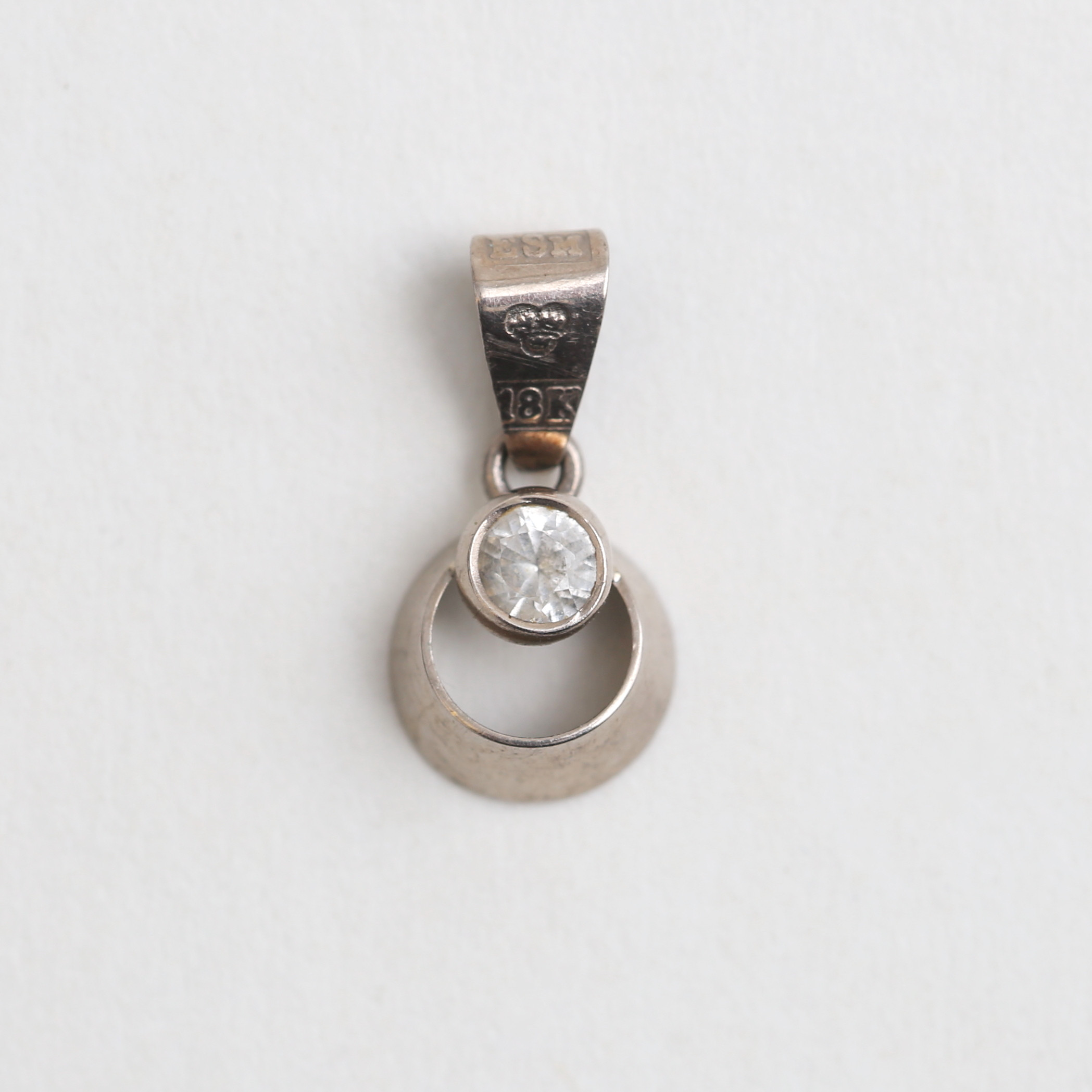 HÄNGE, 18 l vitguld, 0,42 gram.