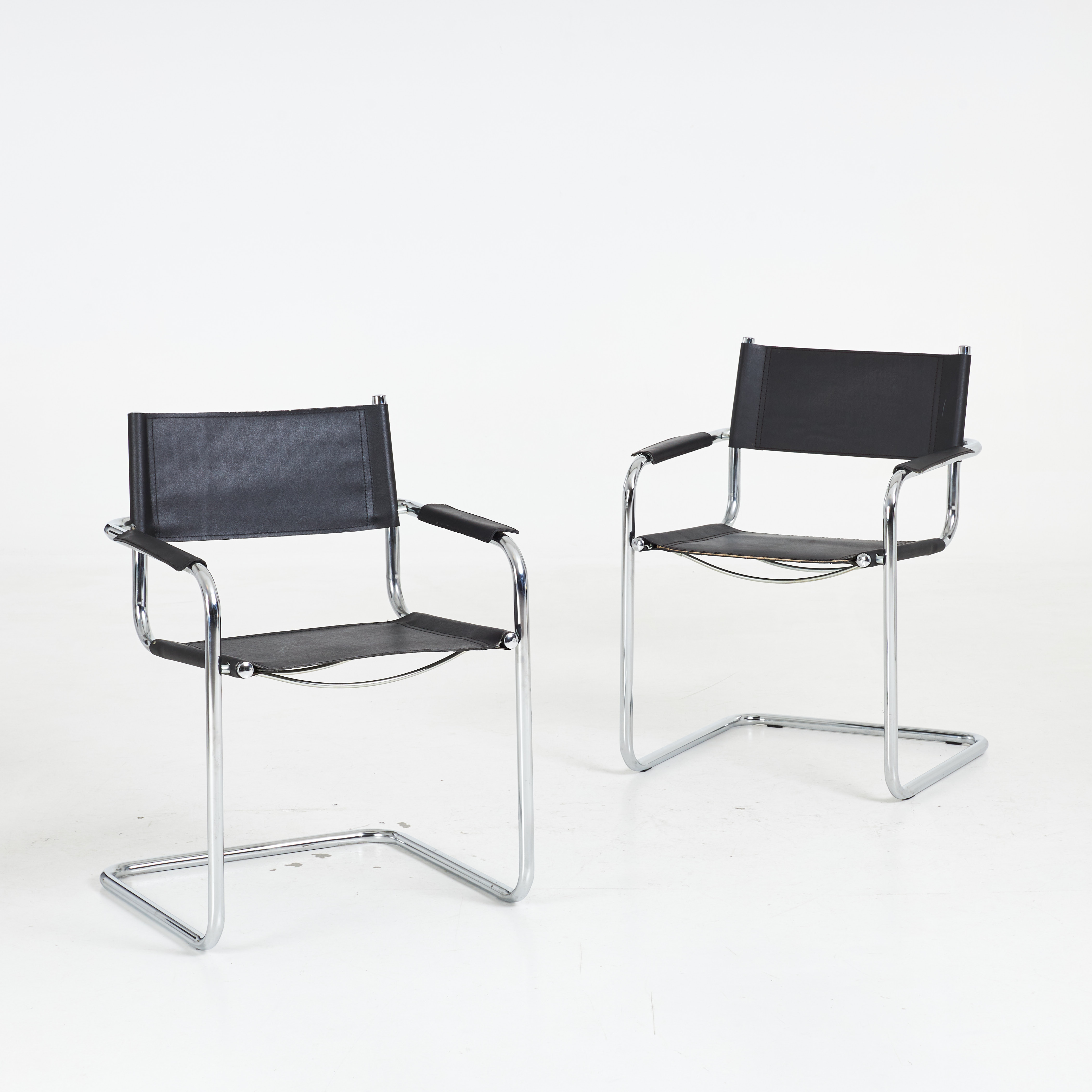 KARMSTOLAR. 1 par, Fasem, Italien, 1900-talets senare del, klädd i läder, kromad stomme.