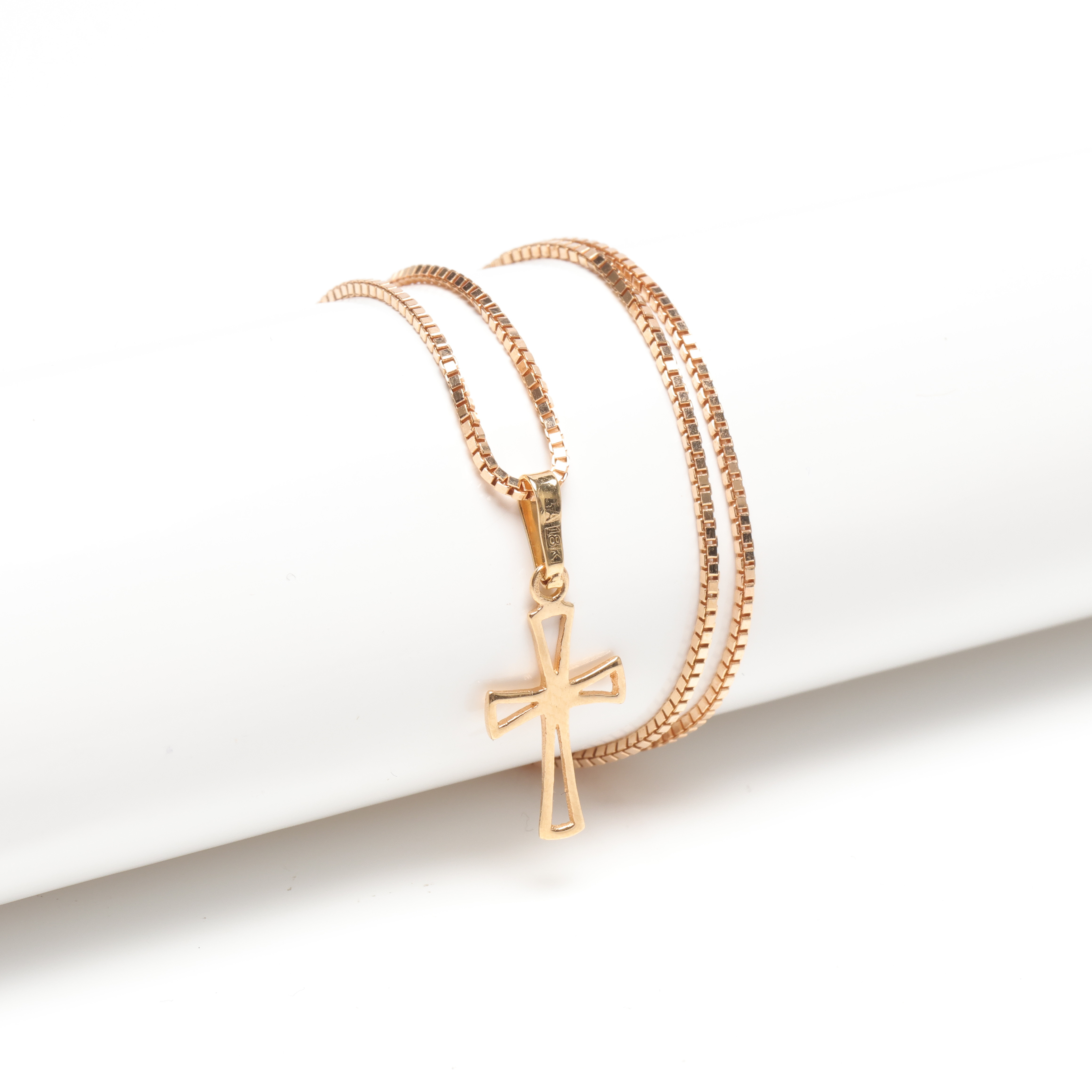 HALSBAND med HÄNGE, 18K, Guld, vikt cirka 3,4 gram.