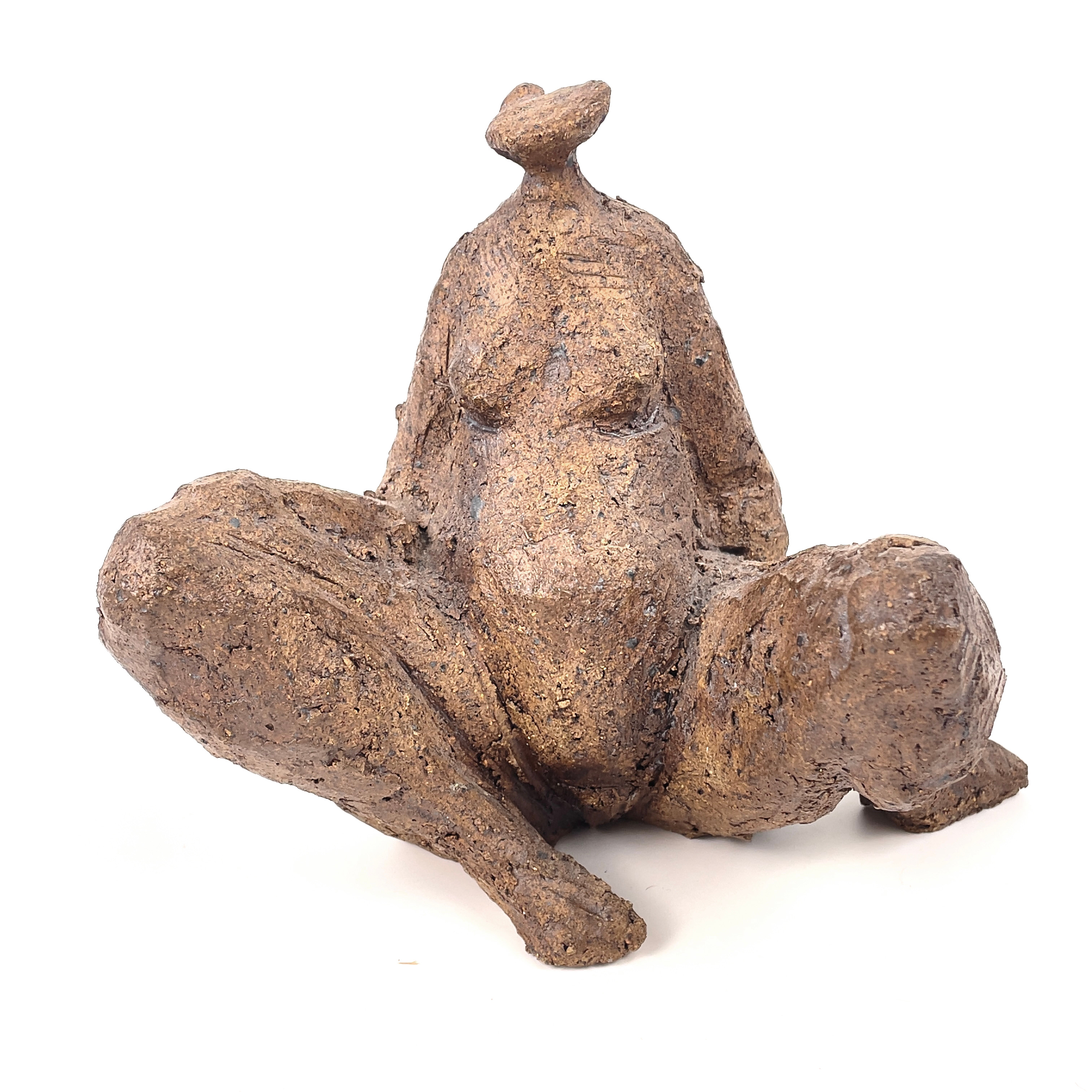 OIDENTIFIERAD KONSTNÄR. Skulptur, keramik, sittande kvinna, signerad.