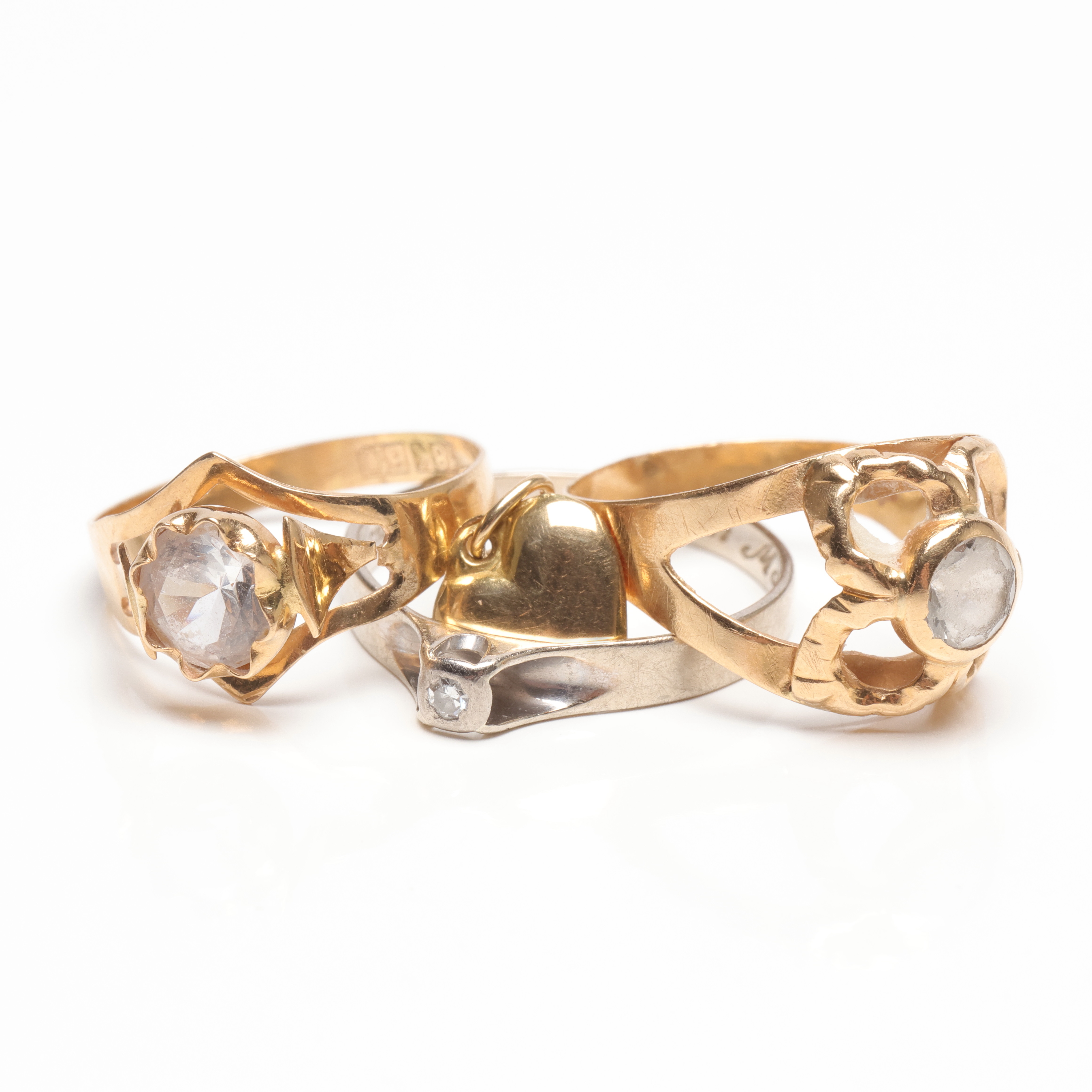 3 RINGAR samt HÄNGE, 18K, Guld, vikt cirka 4,6 gram.