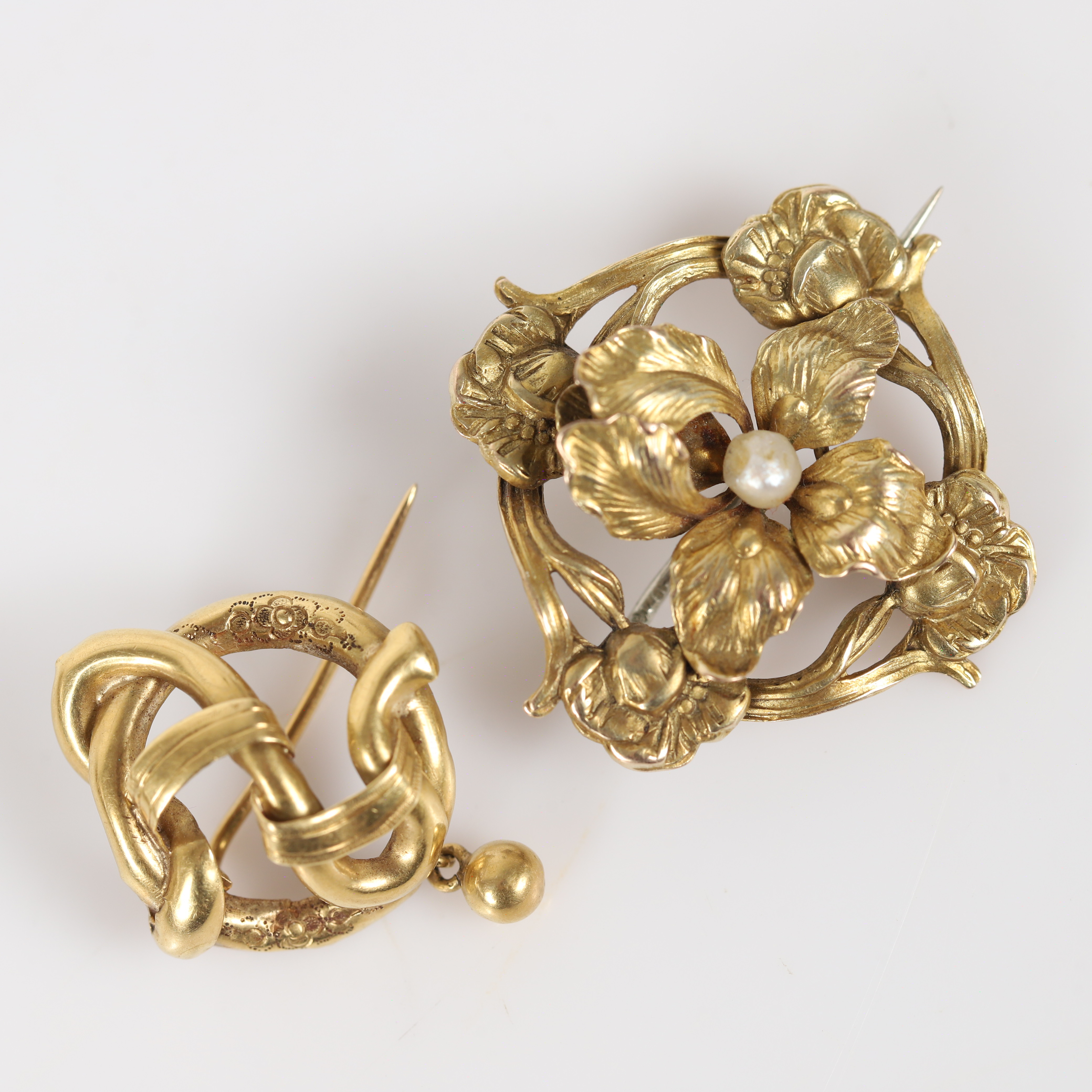 BROSCHER, 2 stycken, s. k. mormorsbroscher, förgyllda, tidigt 1900-tal.