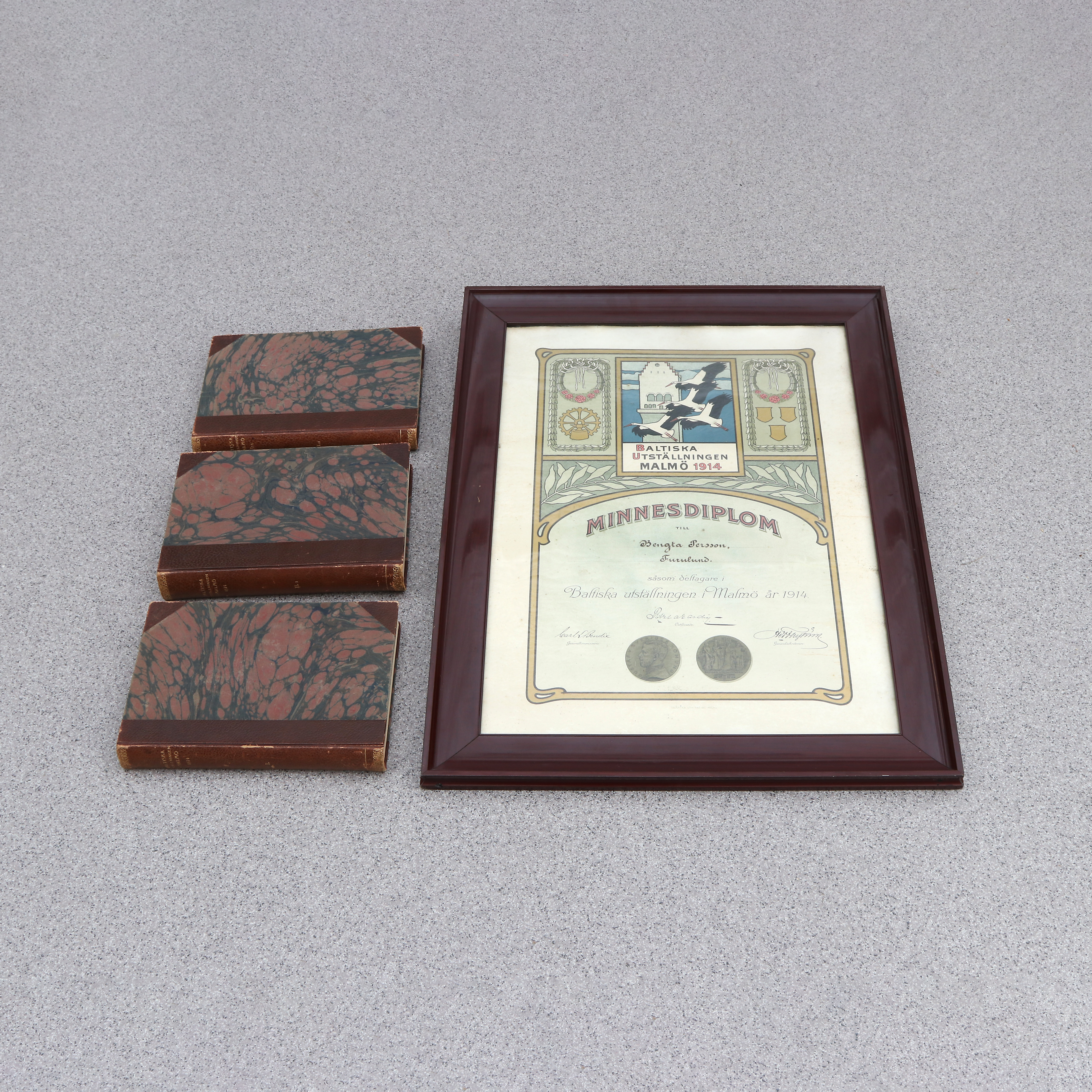 BALTISKA UTSTÄLLNINGEN I MALMÖ 1914. DIPLOM SAMT 3 BÖCKER. Proveniens Bengta Persson, Furulund.