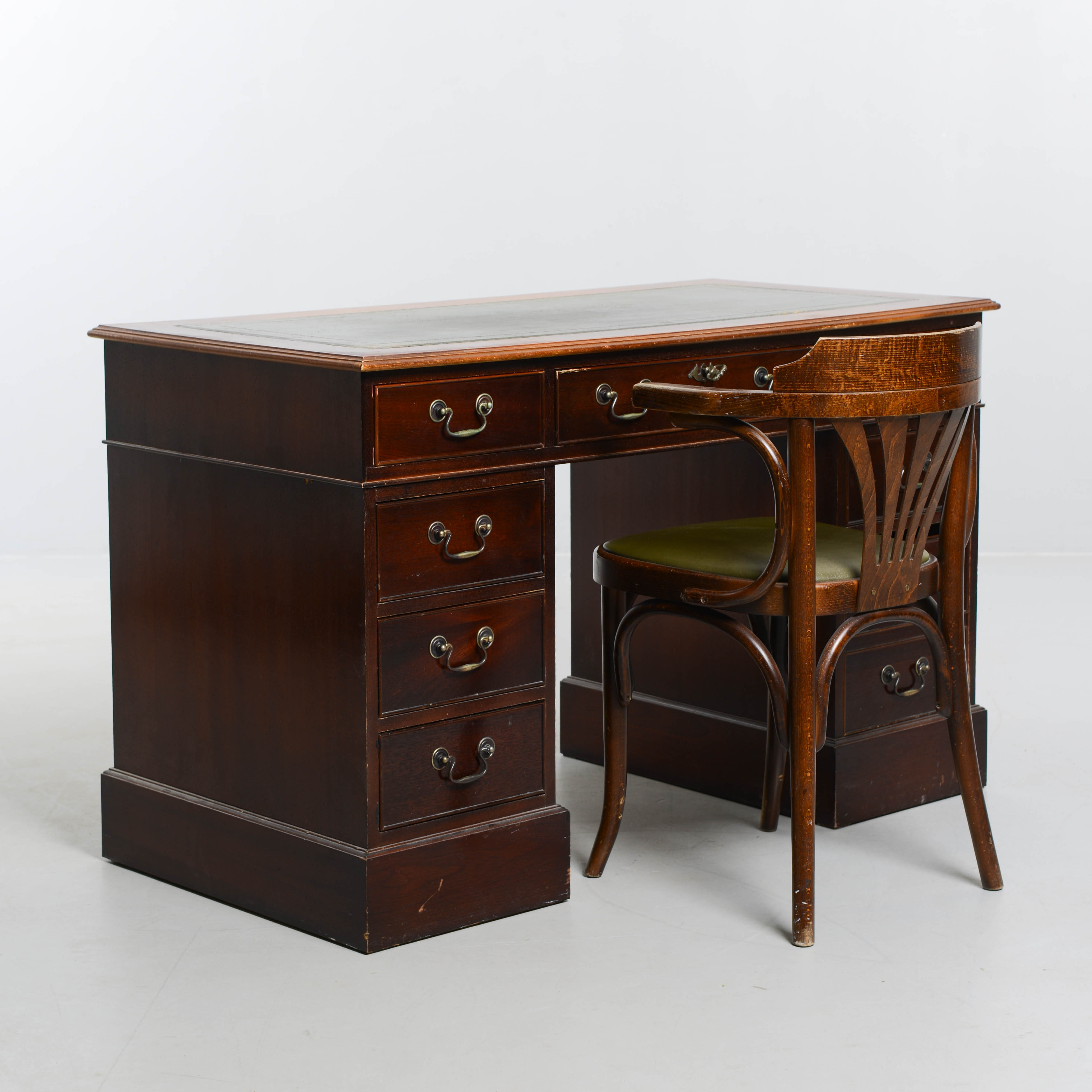 SKRIVBORD & STOL, engelsk stil, 1900-tal.