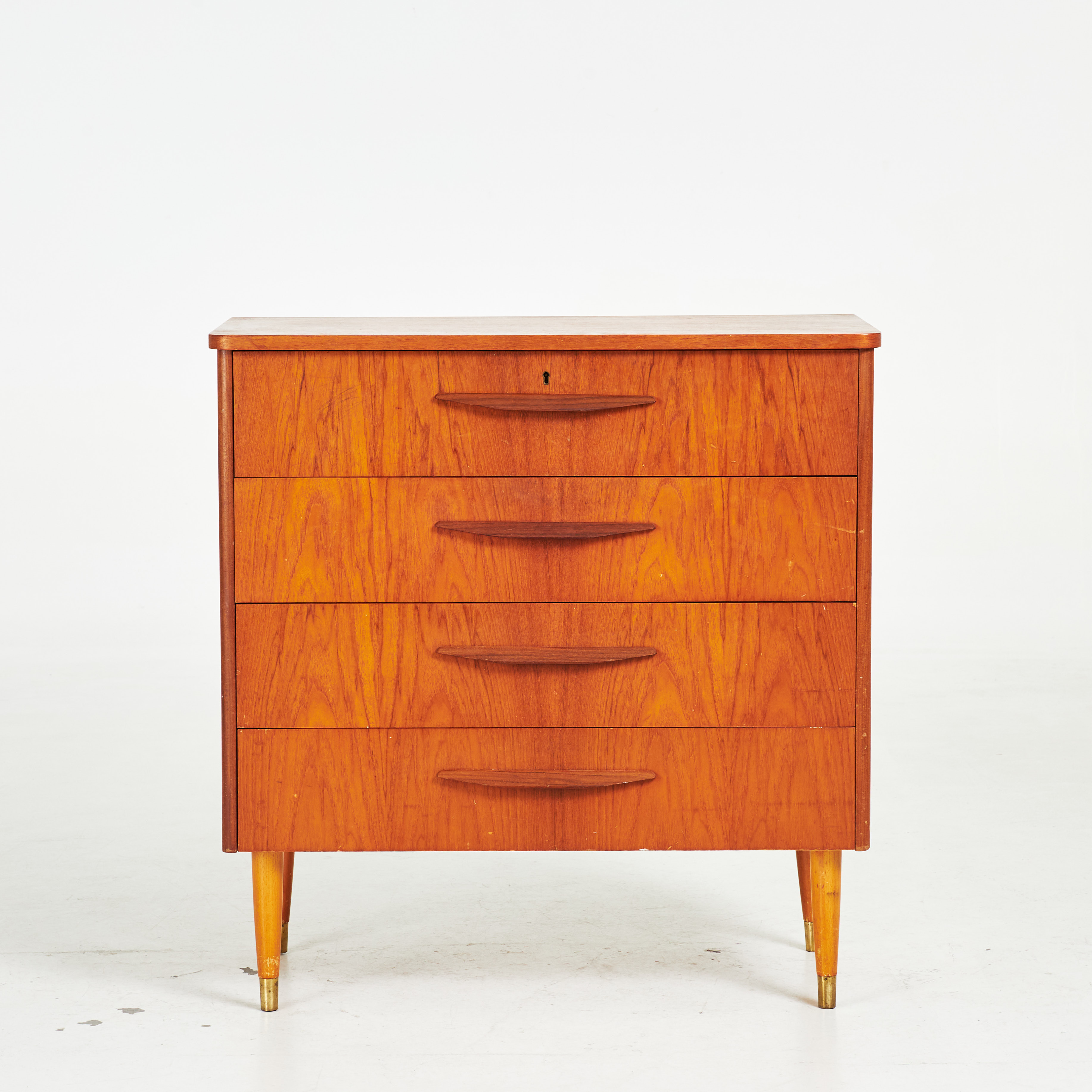 BYRÅ, 1960-tal, teakfanér, fyra draglådor, ben med mässingsavslut.