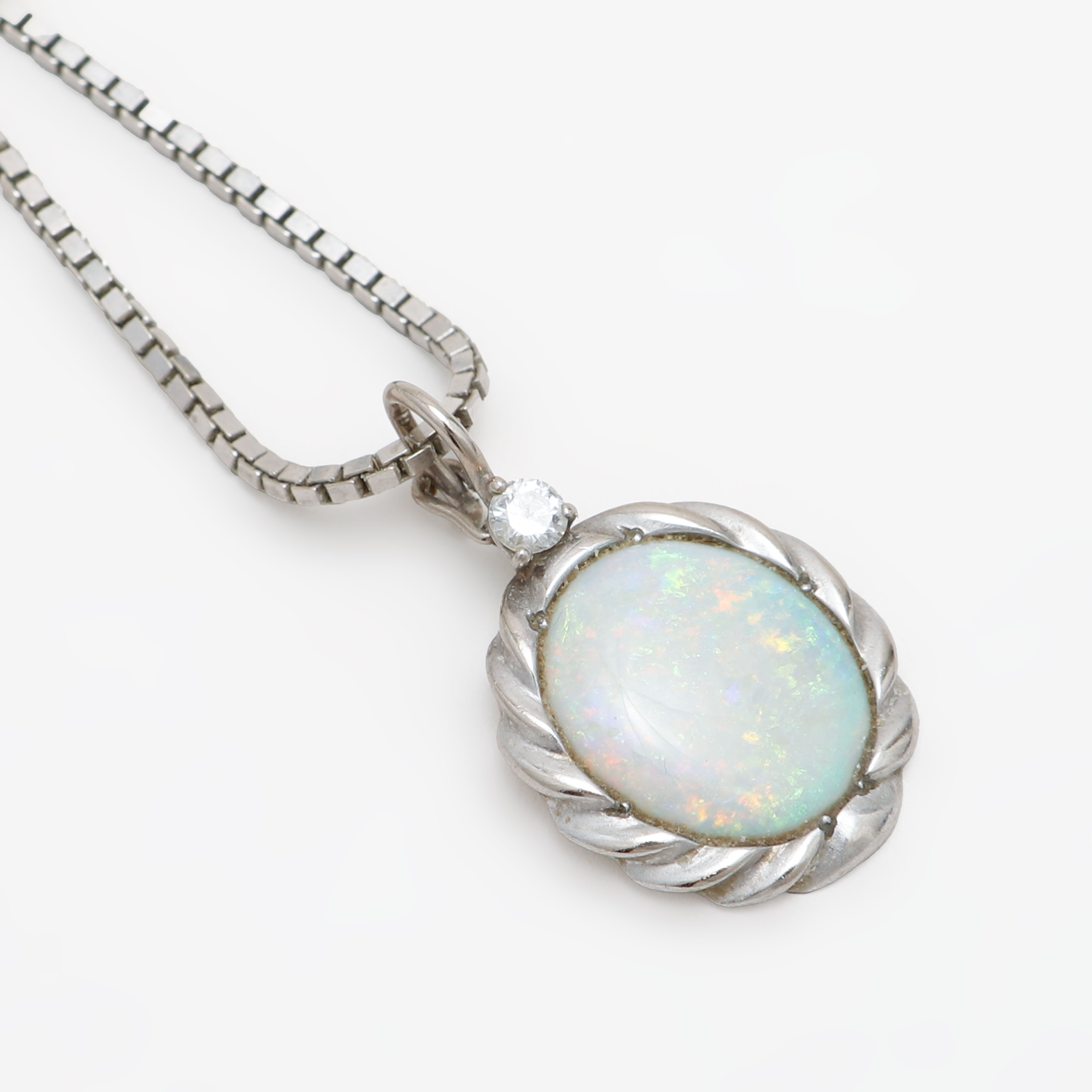 HALSKEDJA med HÄNGE, 18k vitguld, opal och diamant ca 0,12ct, totalvikt ca 11,6 gram.