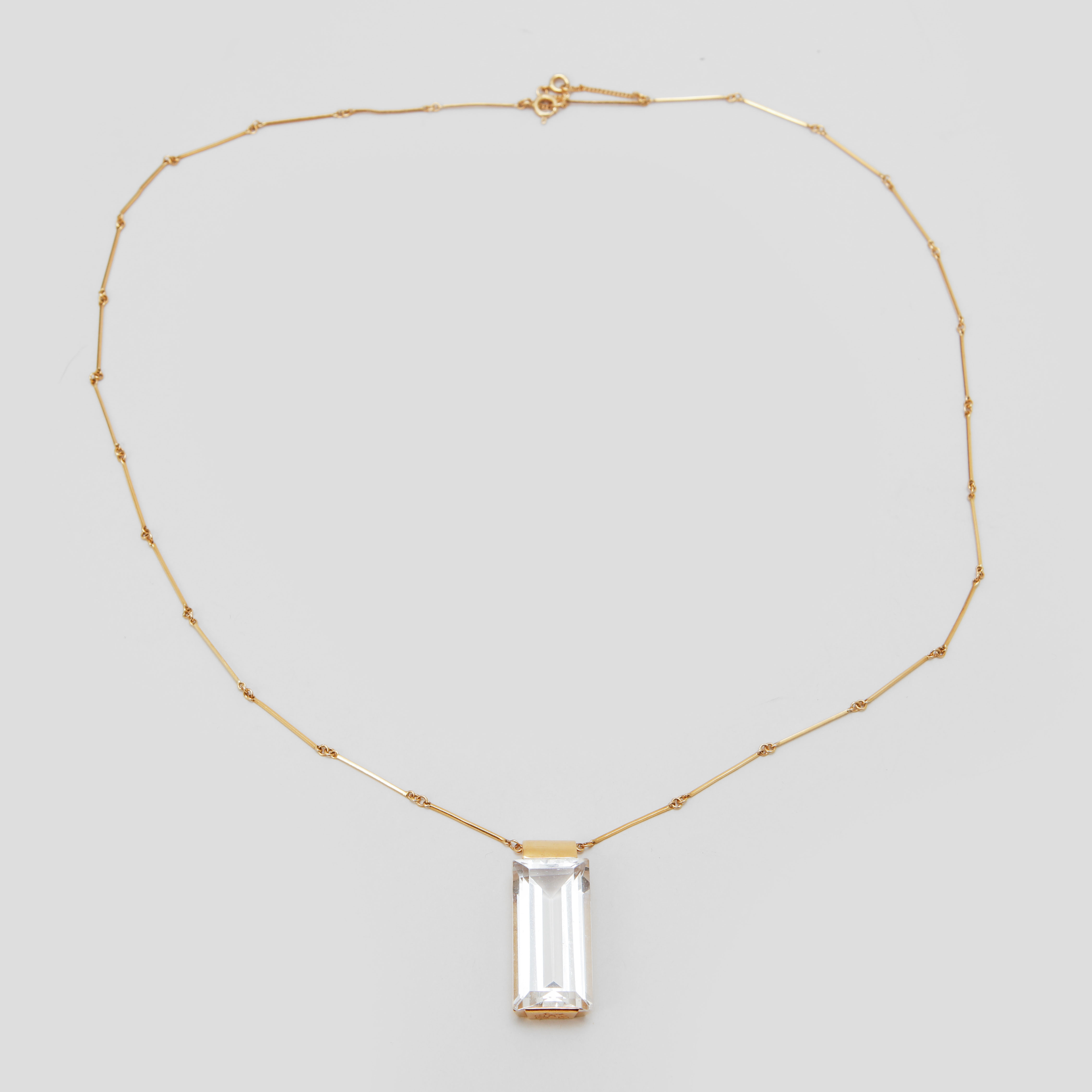 STIGBERT. Collier, 18k guld och trappslipad bergkristall, för Heribert Engelbert, Stockholm 1945. Totalvikt ca 18,6 g.