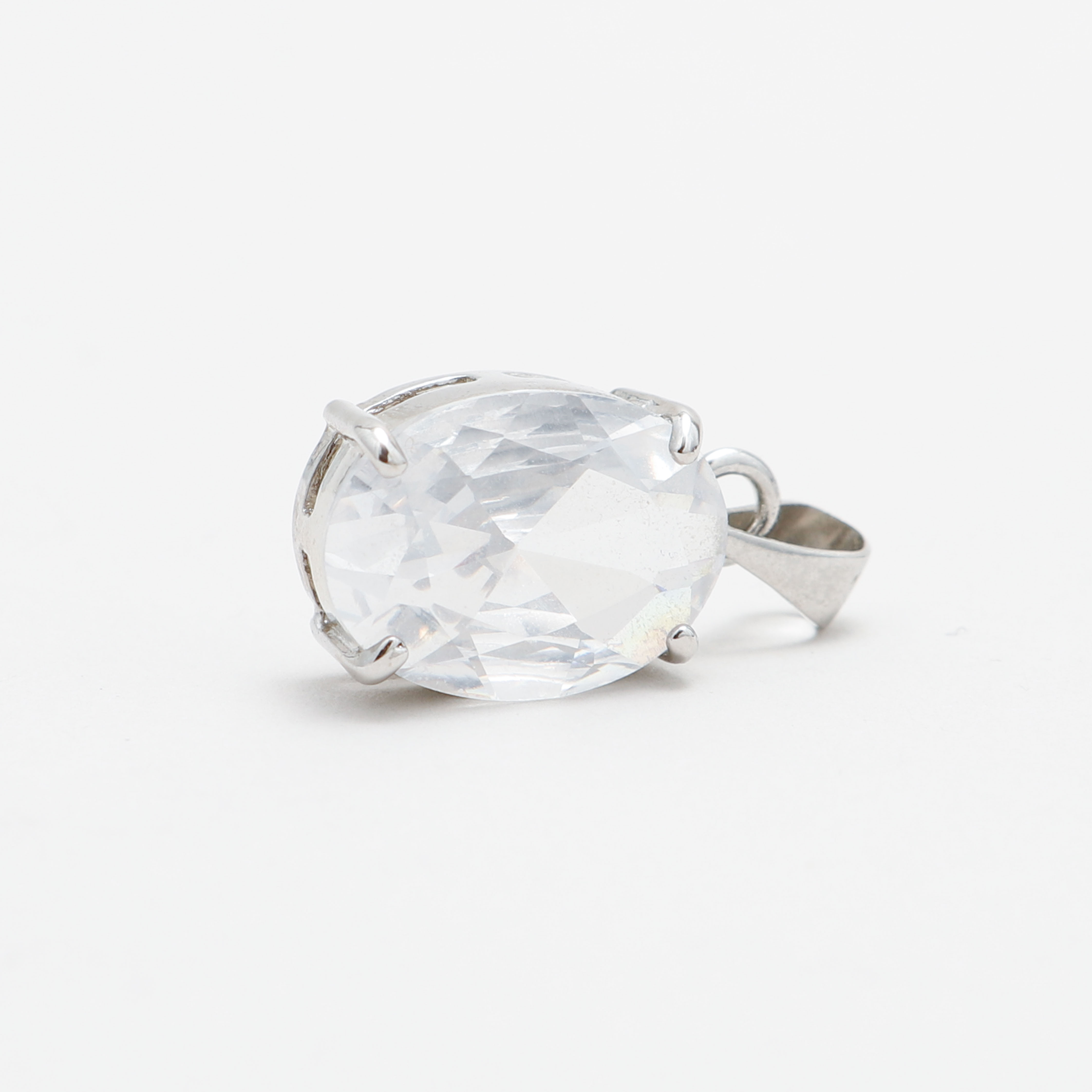 HÄNGE, 18k vitguld, ovalslipad bergkristall, totalvikt ca 5,8 gram.