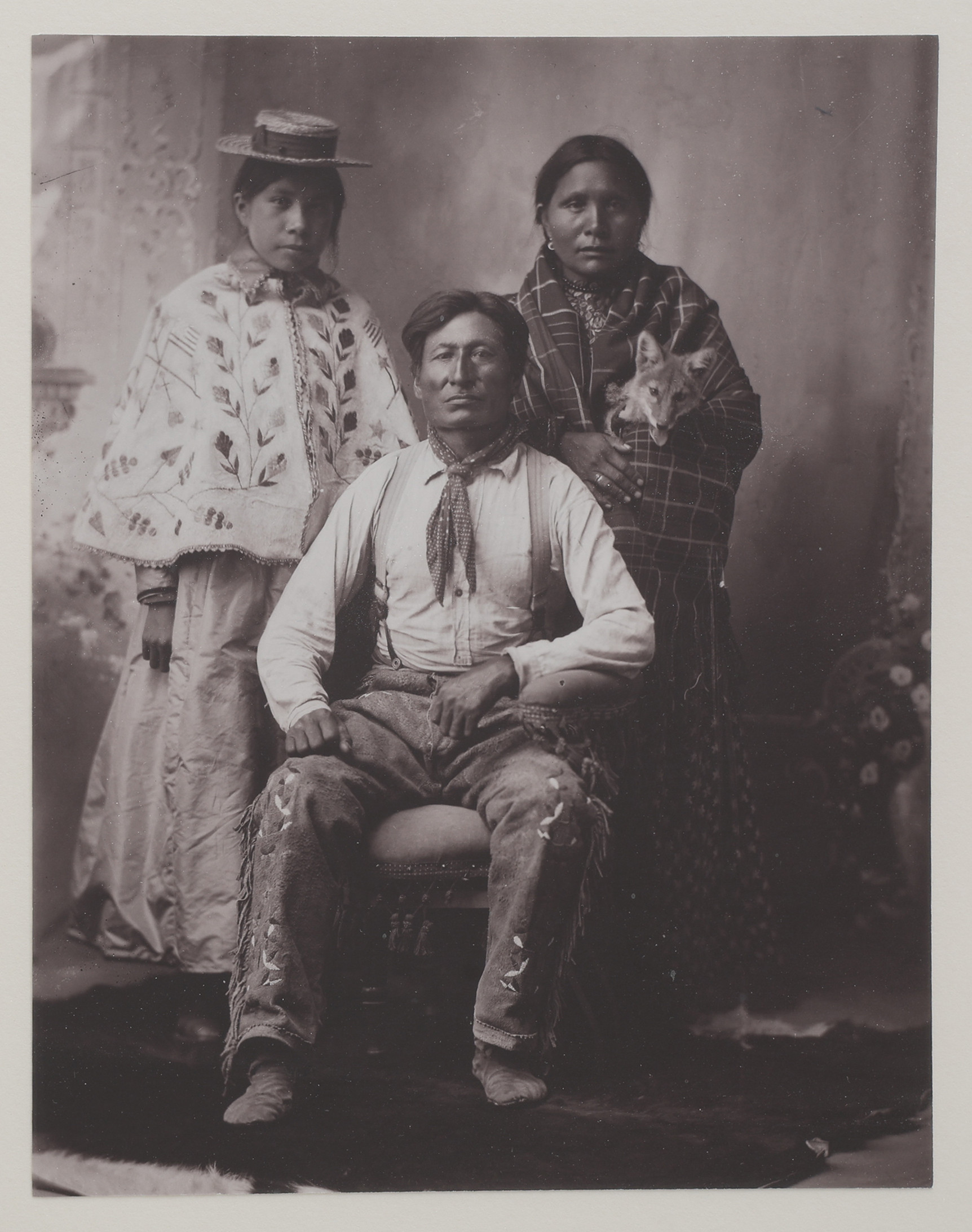 FRANK BENNETT FISKE 1883-1952. SILVERGELATINKOPIA, TATANKA WINJILA / HENRY OSKAR ONE BULL MED FAMILJ, NYUTGÅVA 1983, NUMRERAD 136/300.