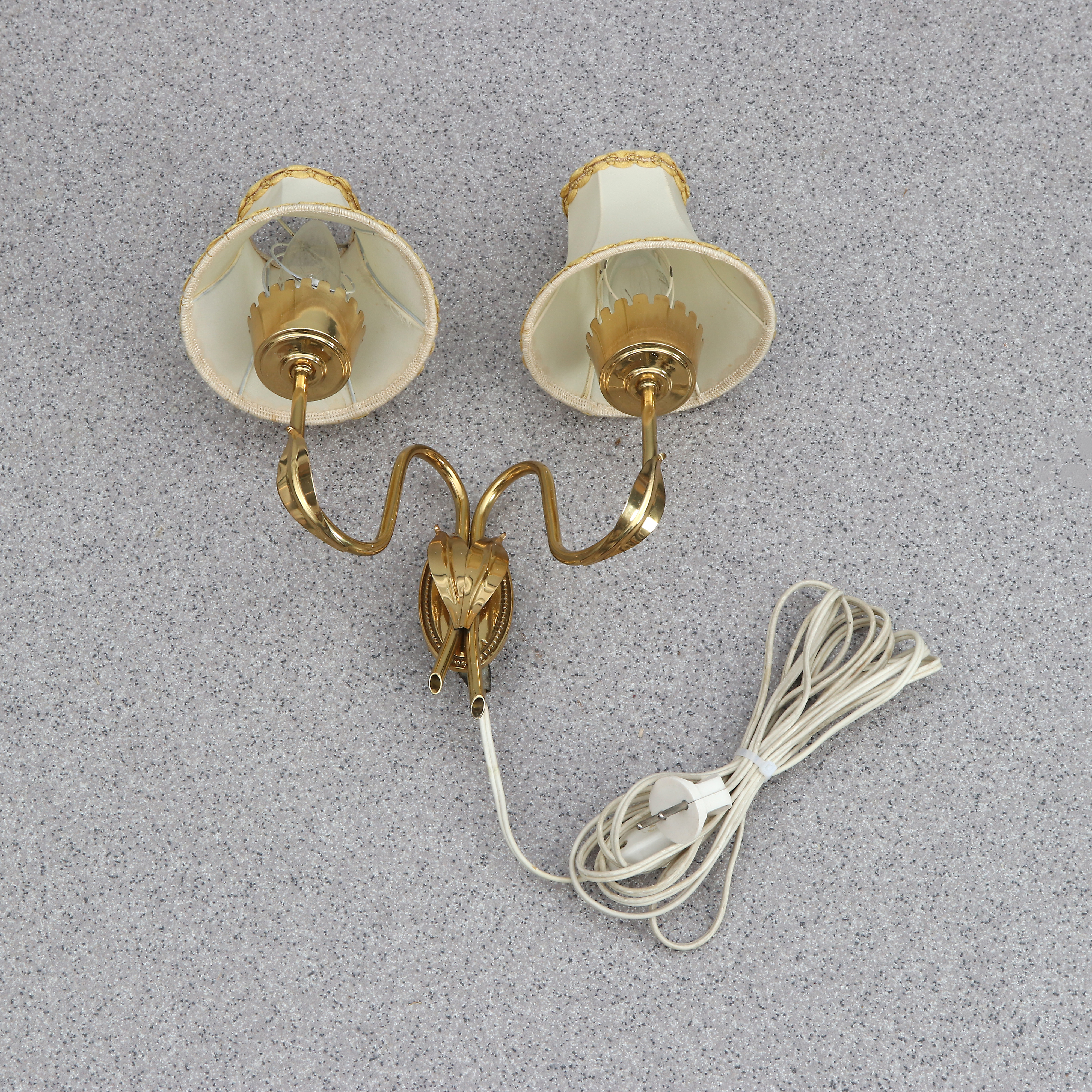 VÄGGLAMPETT. Mässing. 1900-talets mitt. Omärkt.