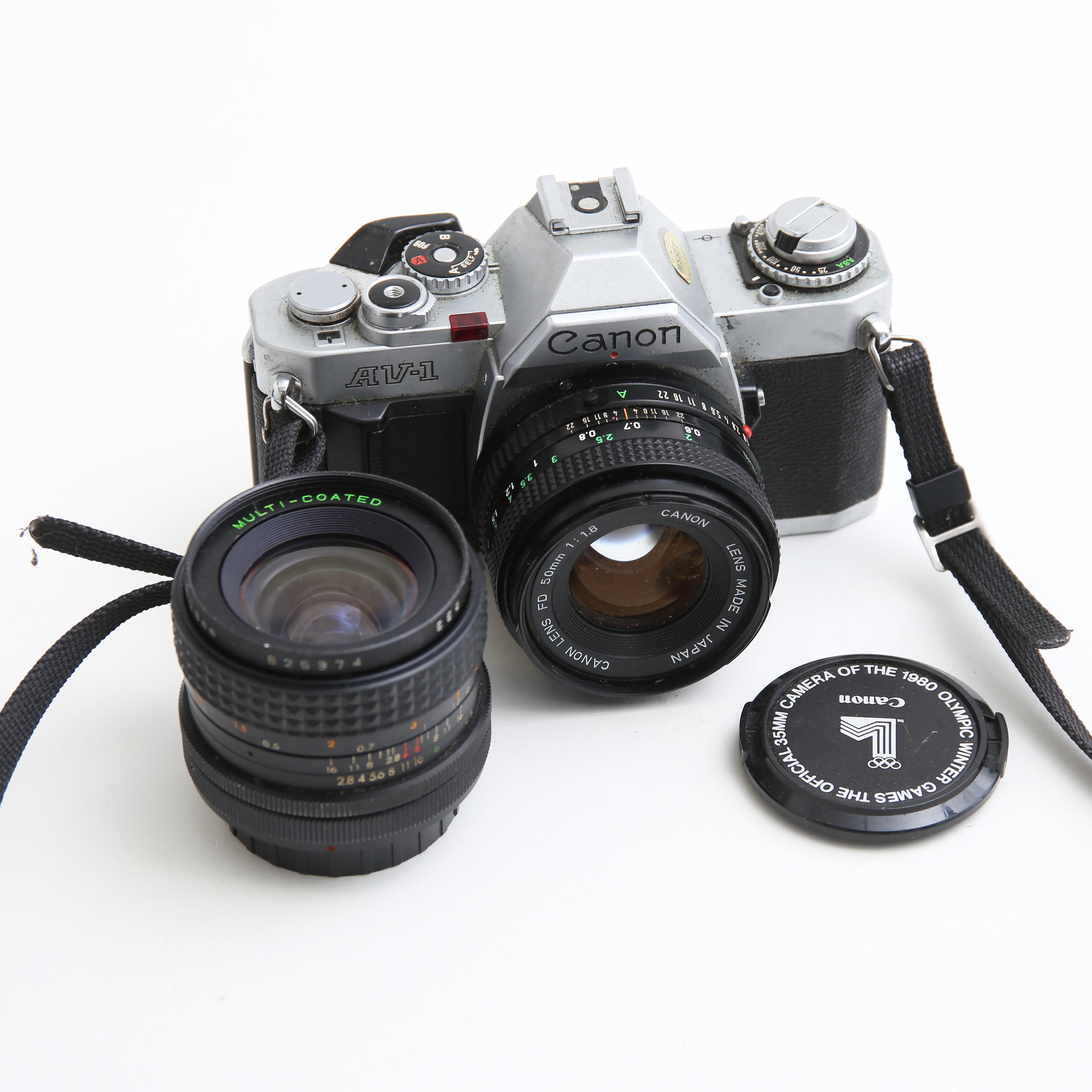 KAMERA Canon AV-1 med 2 objektiv.