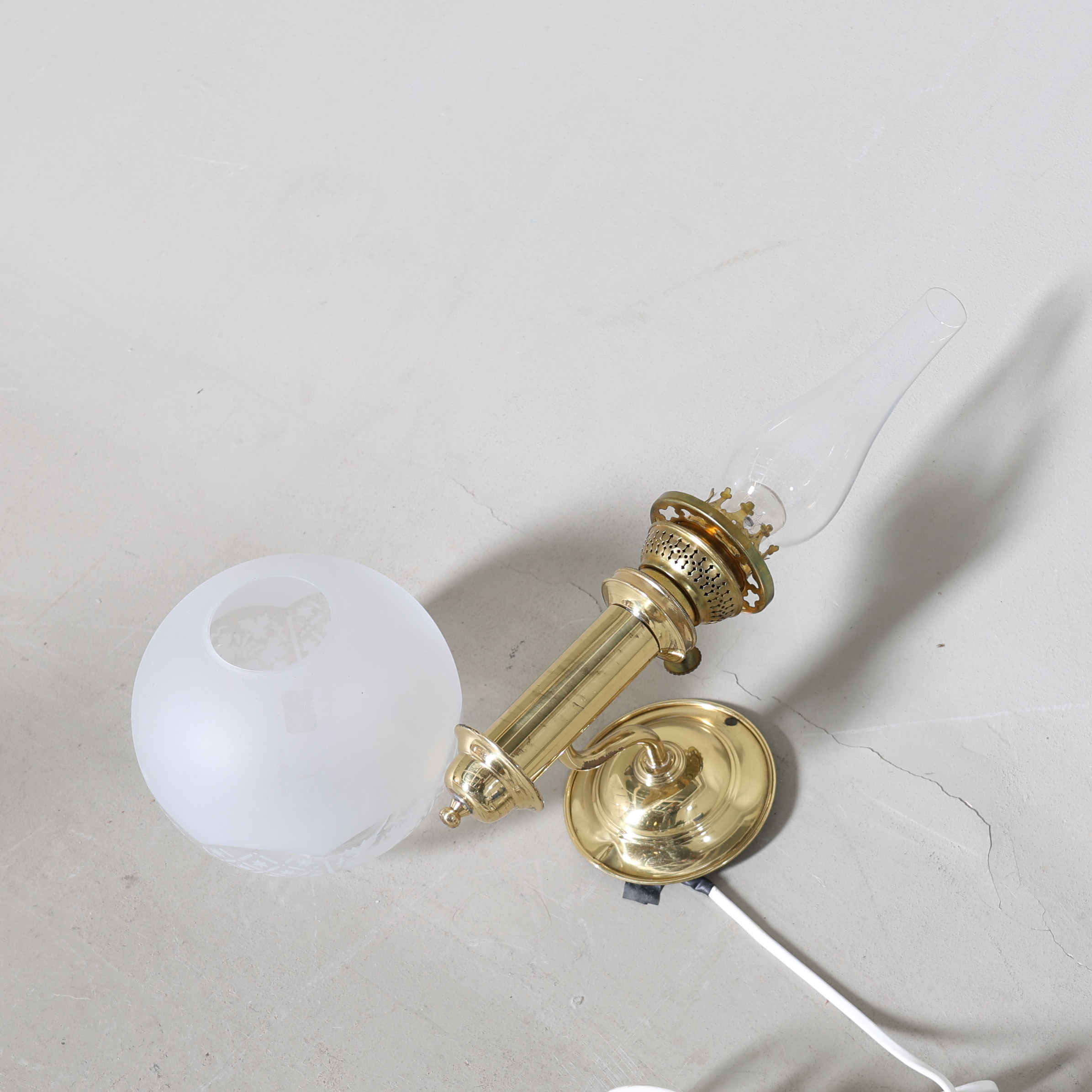 VÄGGLAMPA, mässing och glas, 19/2000-tal.