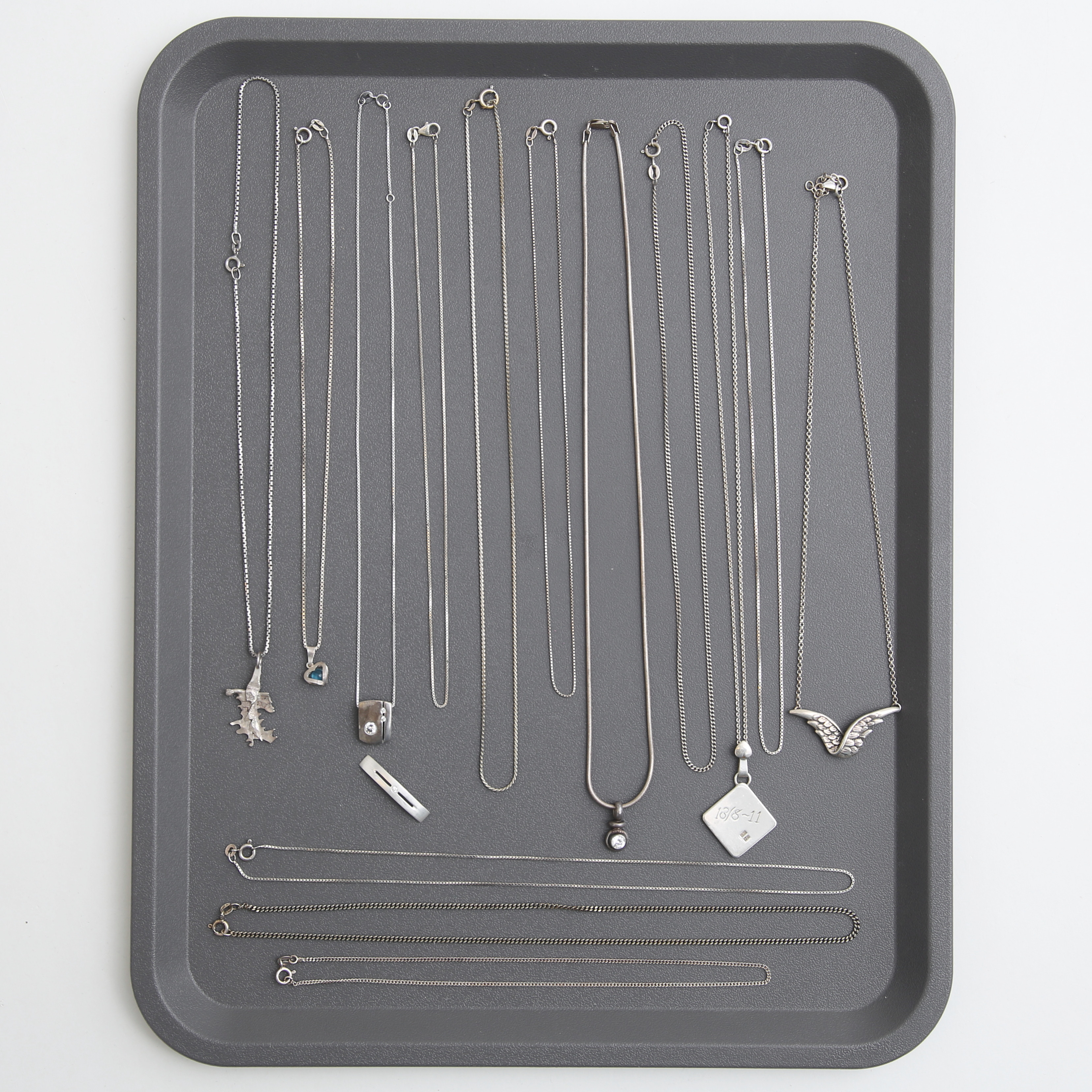 HALSKEDJOR, 14 st, samt HÄNGEN, 6 st silver.