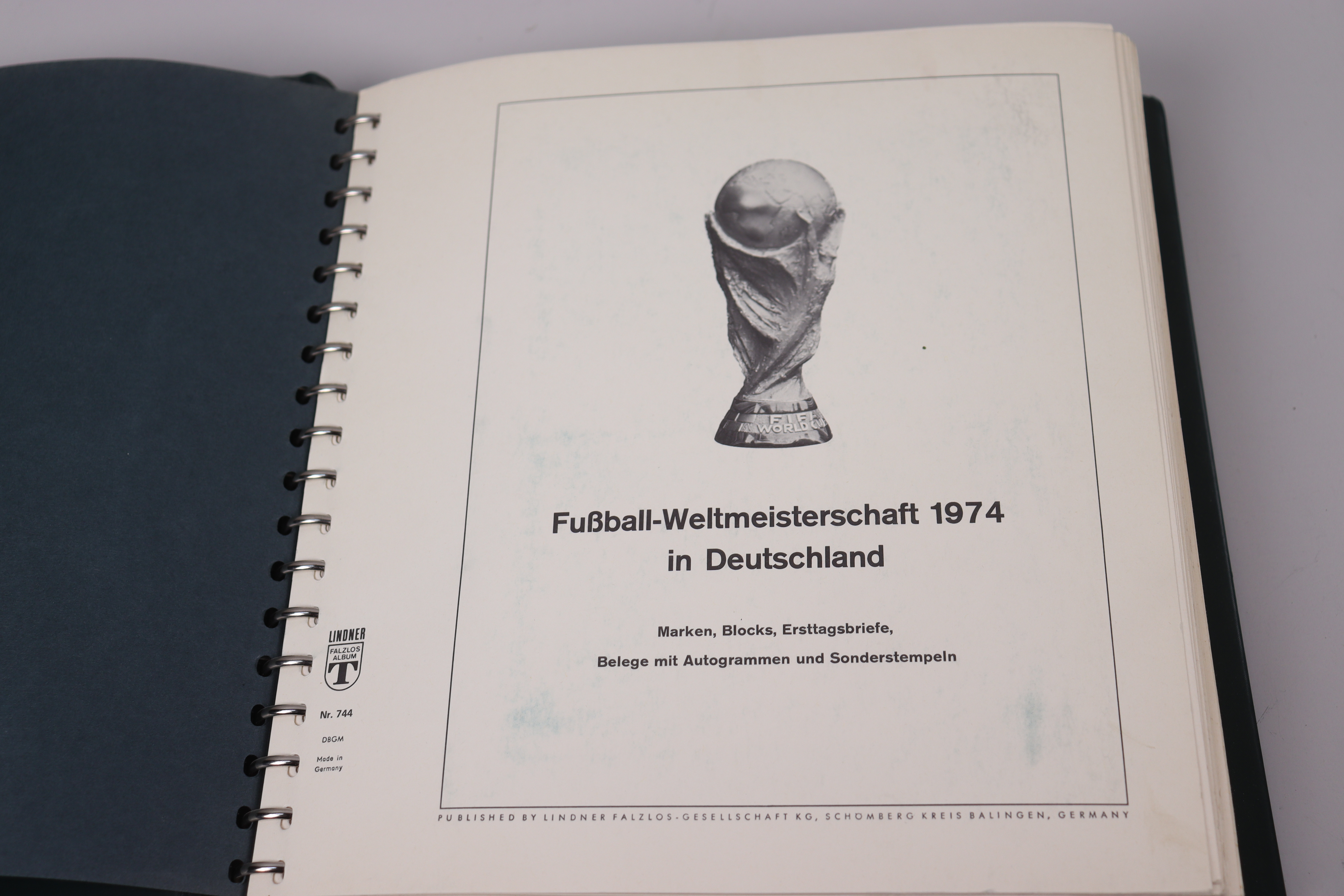 FOTBOLLS-VM 1974 i Västtyskland, FDC, Maxi-kort, Minnesblad samt många autografer, Fritz Walter, Sepp Maier, Franz Beckenbauer mm.
