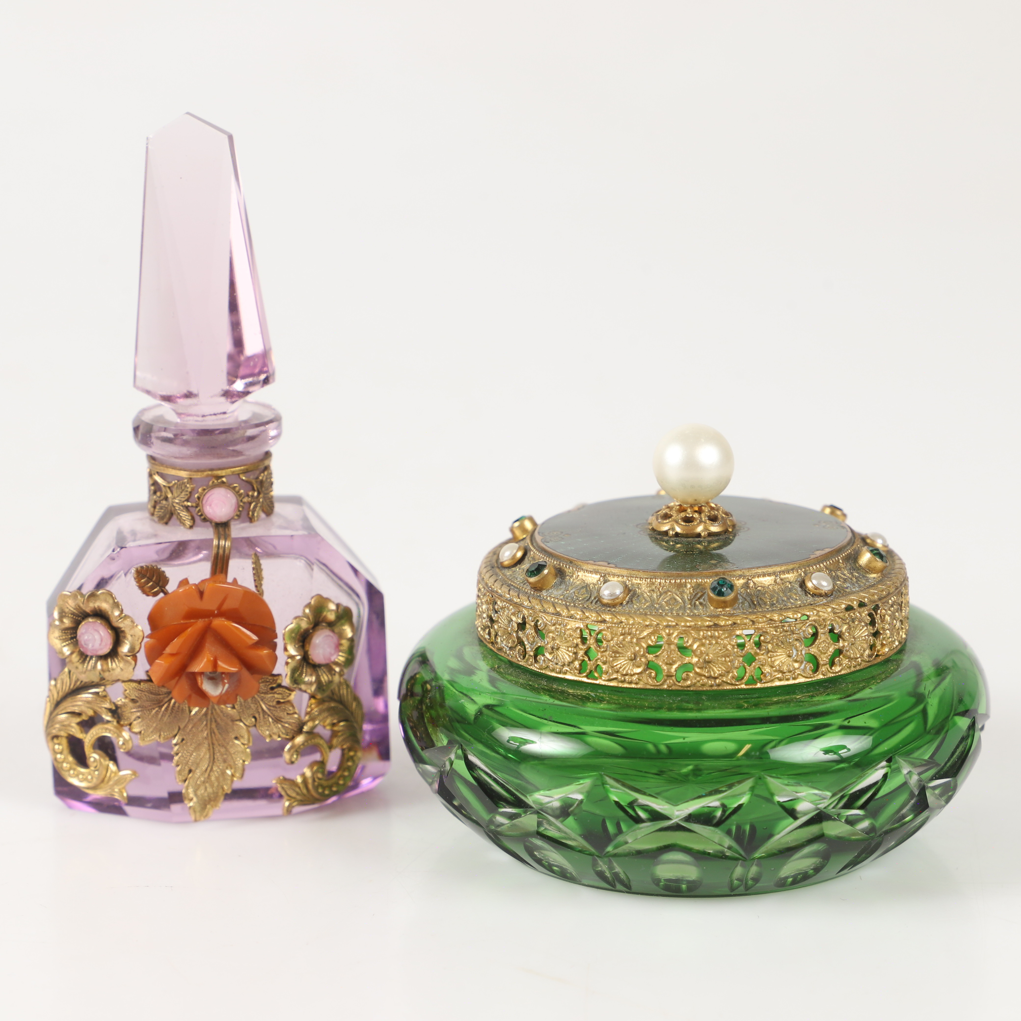 PARFYMFLASKA OCH LOCKASK, glas/emalj m. m., tidigt 1900-tal.