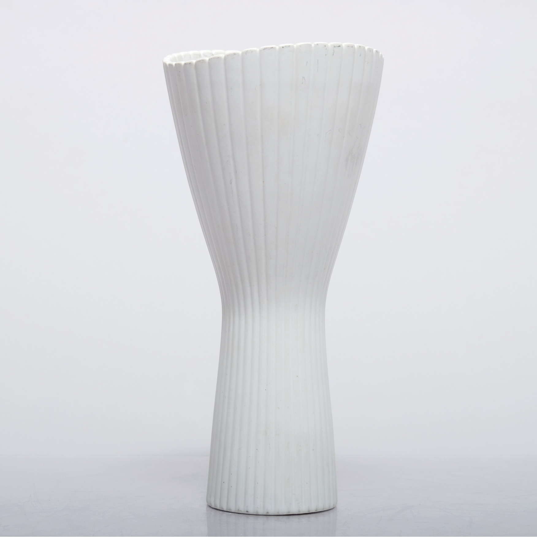 STIG LINDBERG. GUSTAVSBERG. Vas "Vinda", stengods, carraraglasyr.