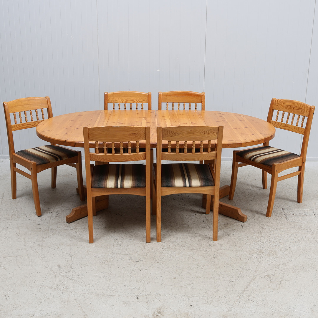 MATSALSGRUPP, 7+2 delar, furu & textil, 1900-talets senare hälft.