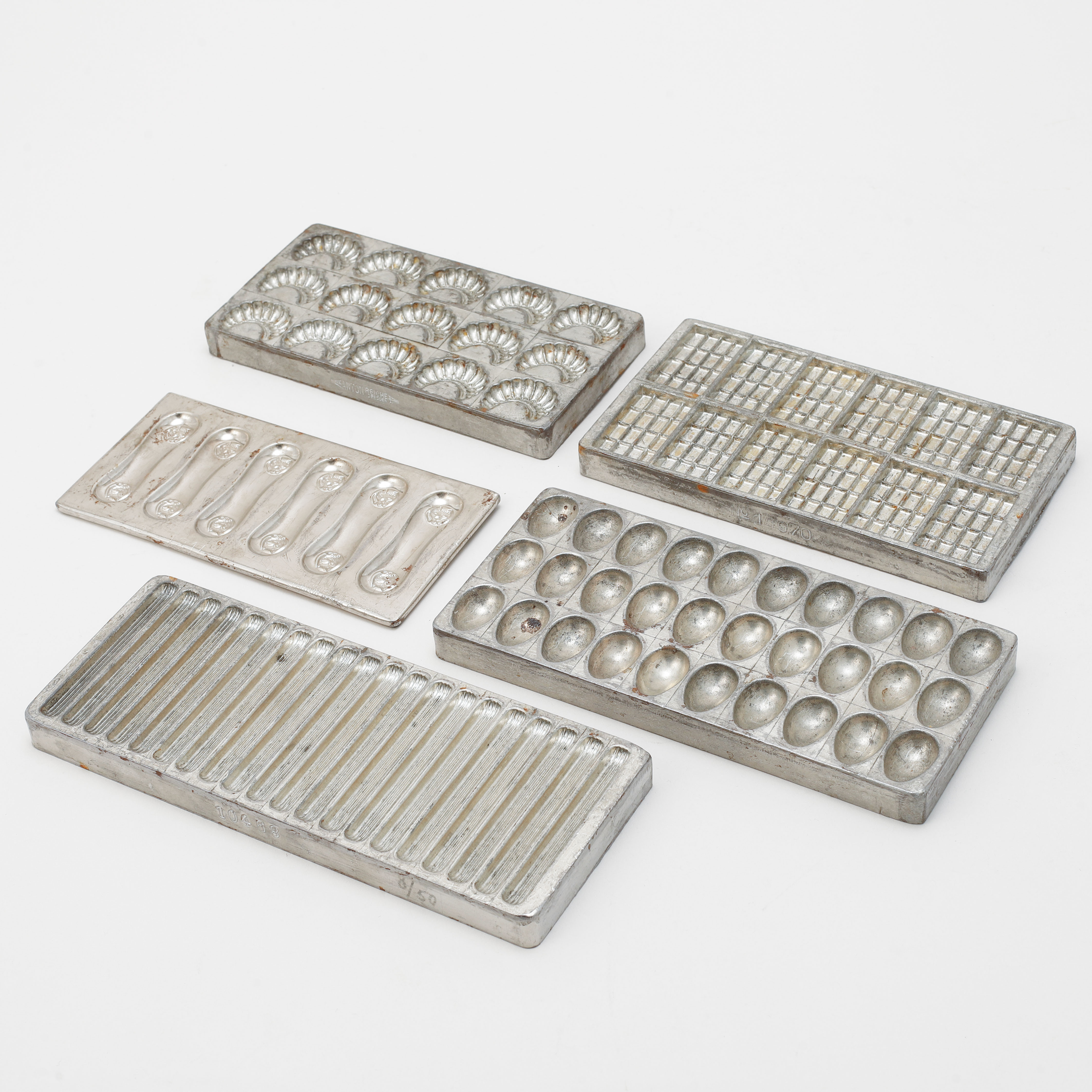 CHOKLADFORMAR, 5 st, vitmetall, Anton Reiche, Dresden och Hermann Walter, Berlin.