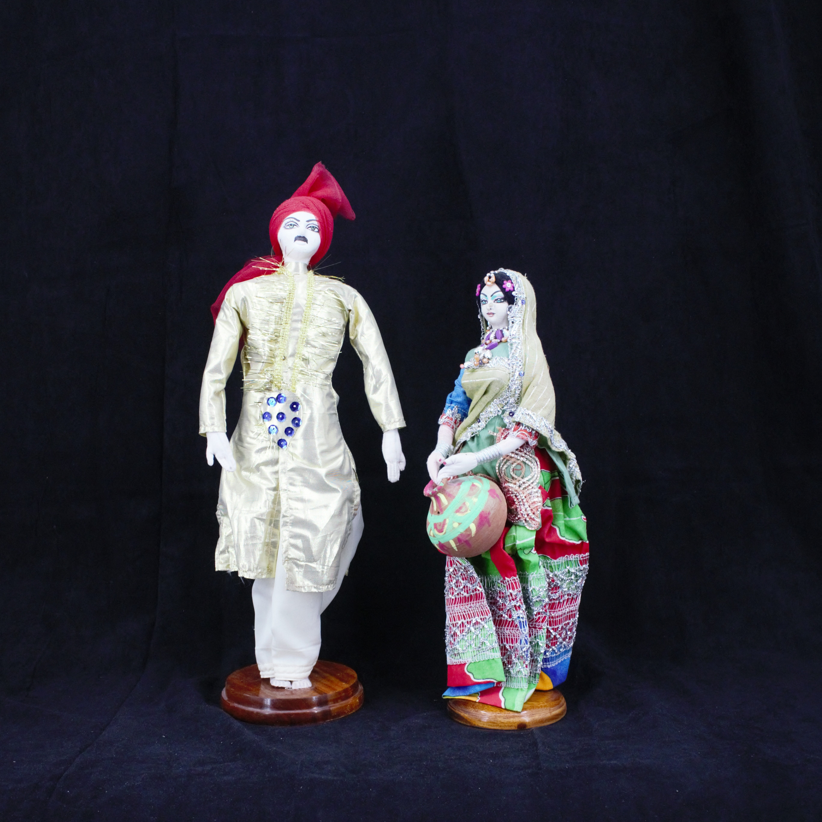 DOCKOR, ett par, trä, tyg, Pakistan, 1900-tal.