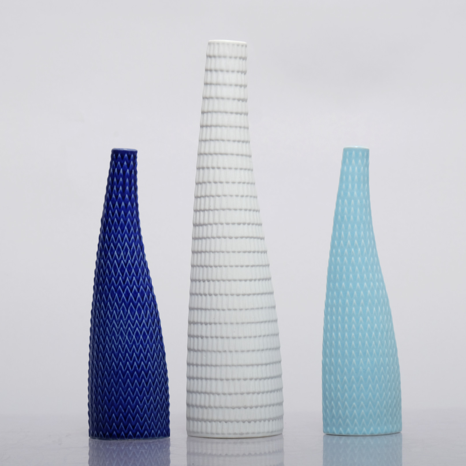 STIG LINDBERG. Vas, stengods, "Reptil", Studiohanden, formgiven 1953, Gustavsberg. (3 delar).