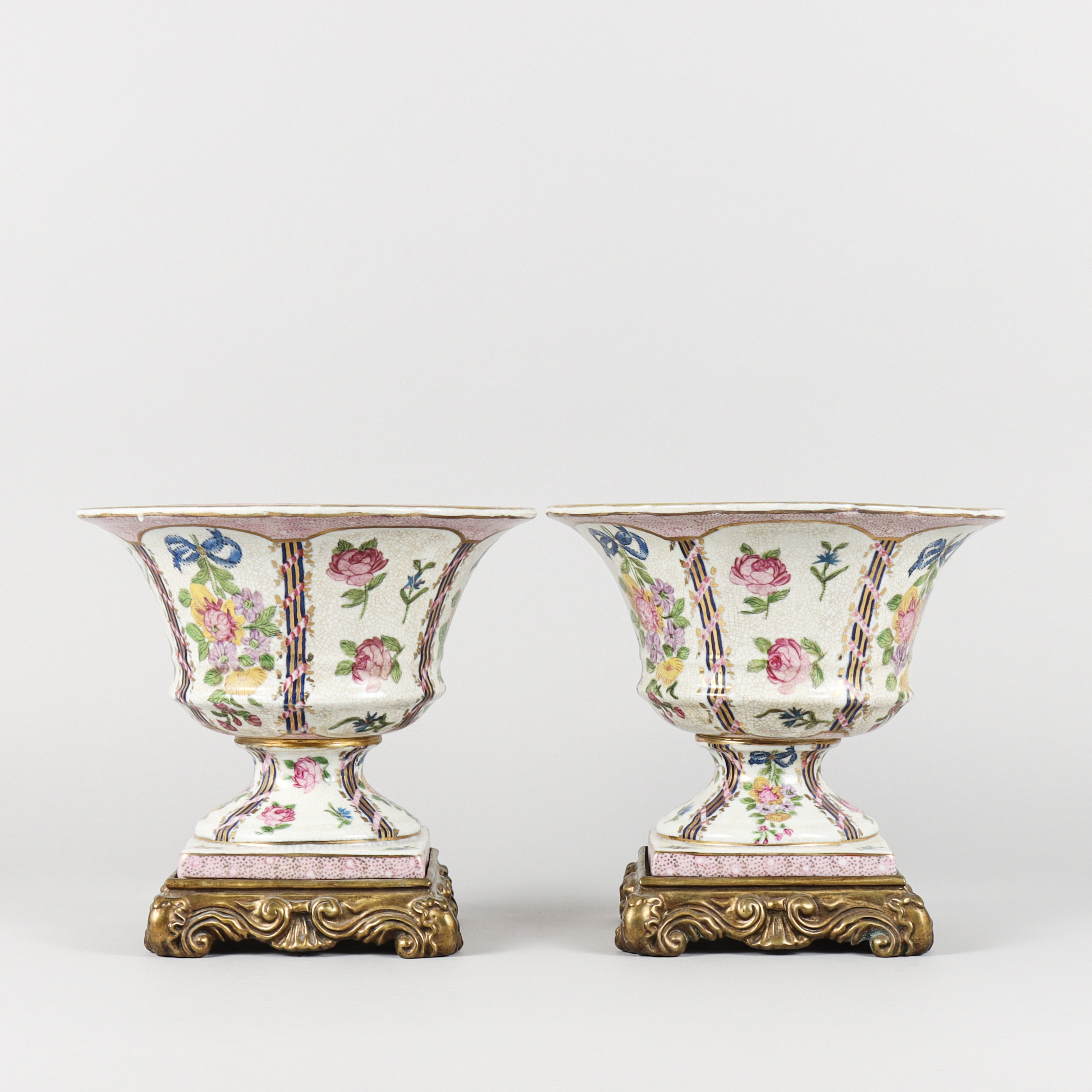 YTTERFODER paret, porslin på lös metallsockel.