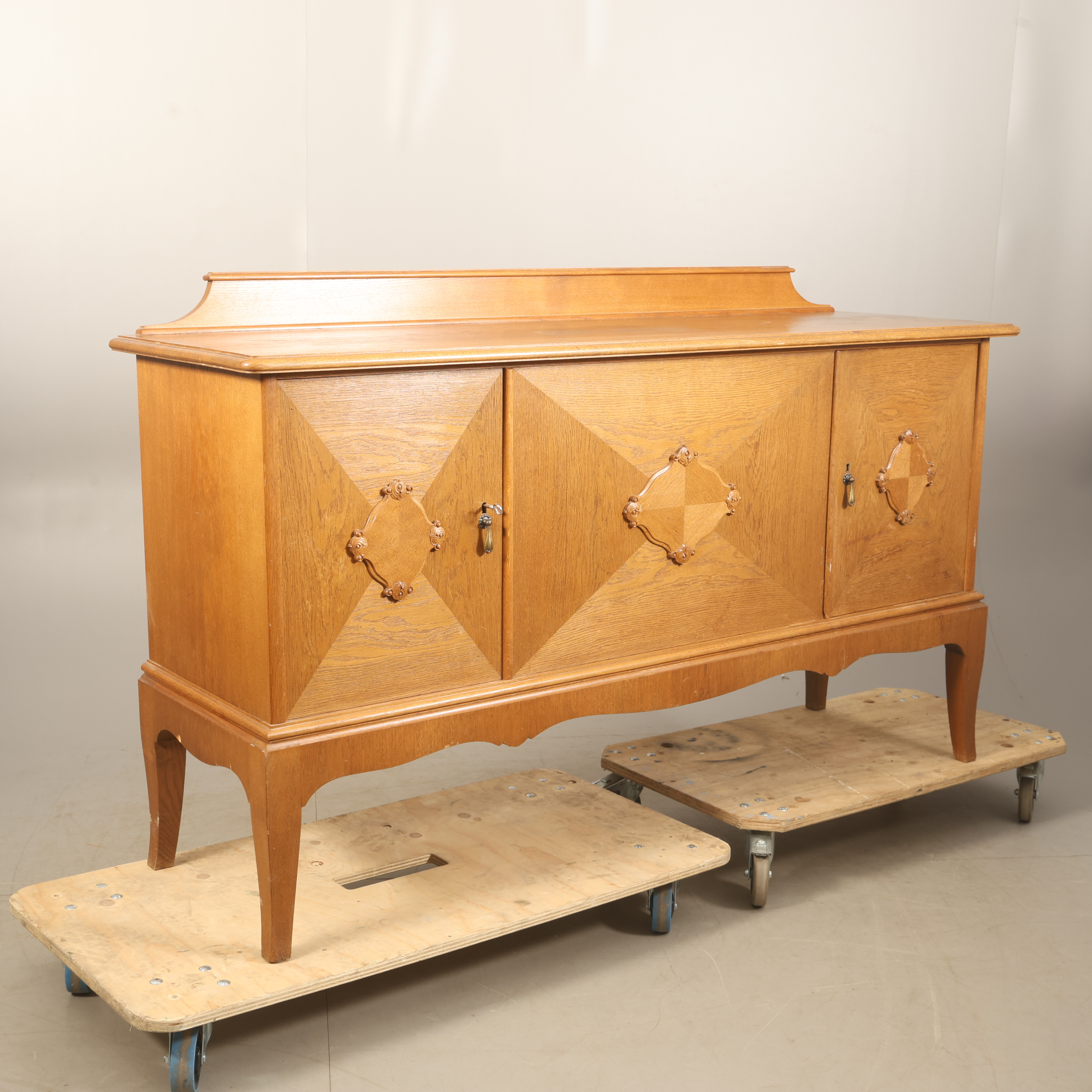 SKÄNK/SIDEBOARD, jugend, ek, 1900-talets första hälft.