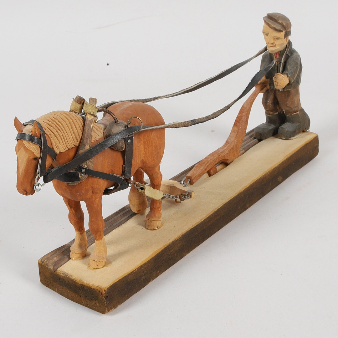 OIDENTIFIERAD KONSTNÄR. Träsnideri, plöjning, signerad.