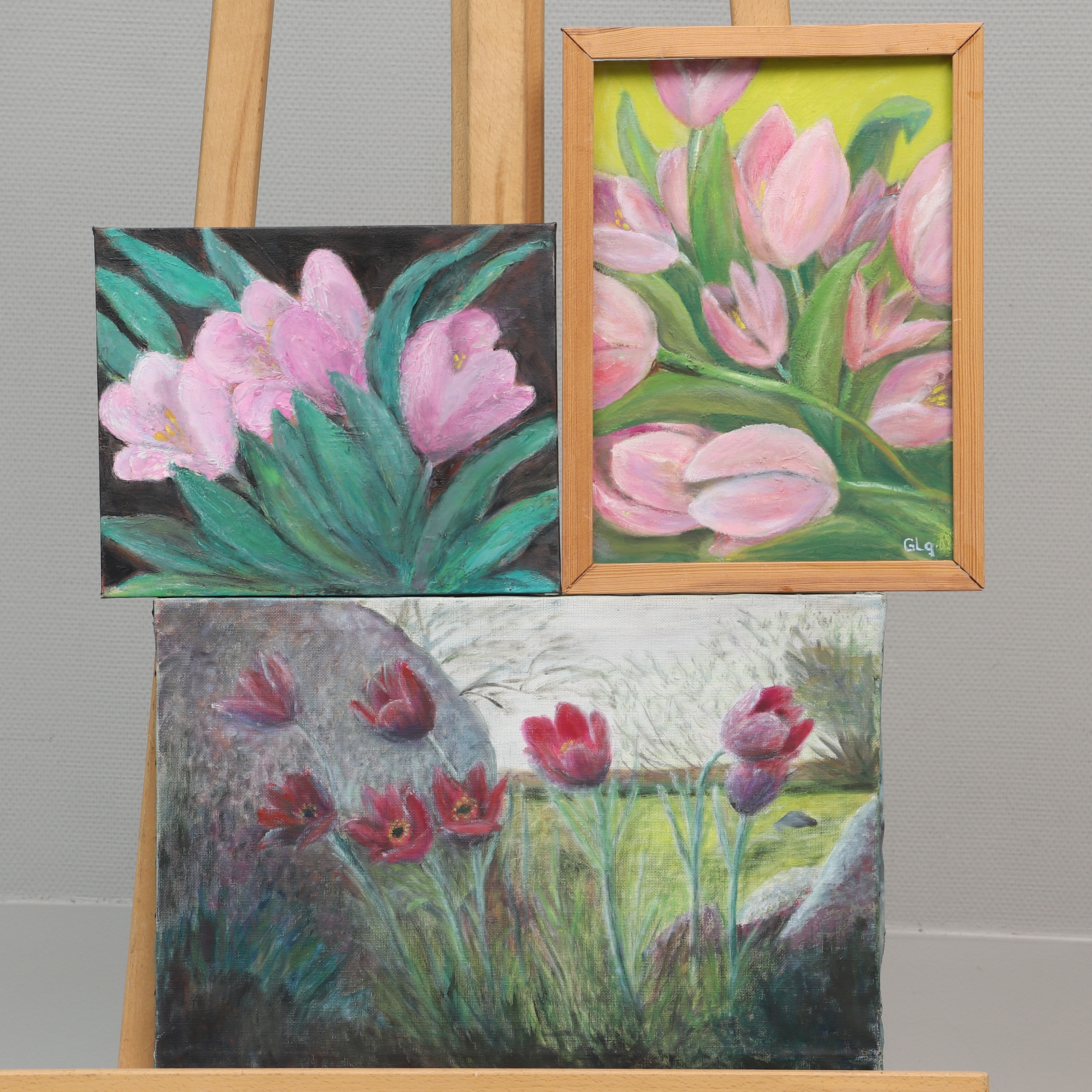 GÖTA LINDQUIST. Olja på duk & pannå, 3 st, Blomstermotiv, en signerad, daterad -09.