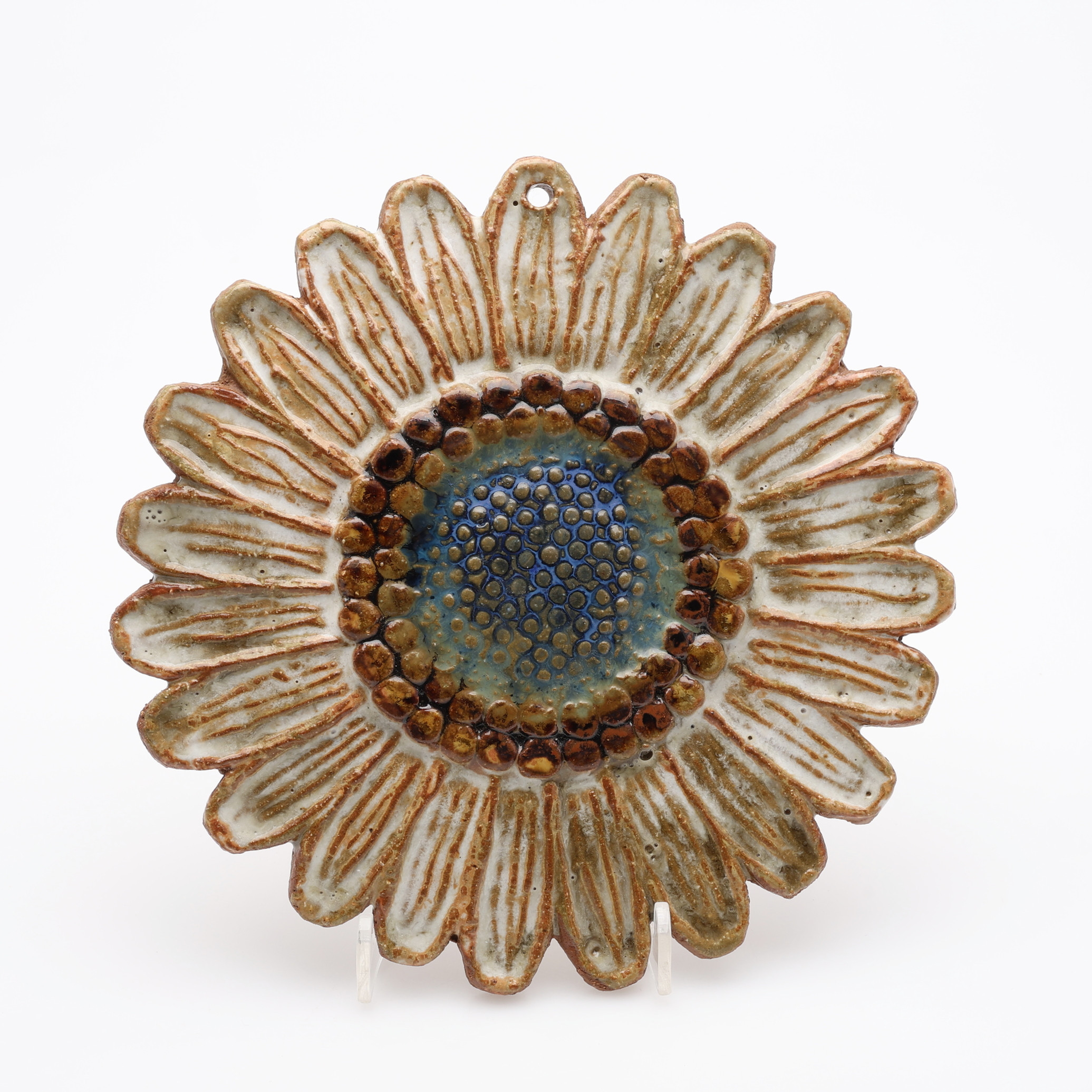 GABI CITRON-TENGBORG, RELIEF I FORM AV EN BLOMMA, glaserat chamotterat stengods, signerad.