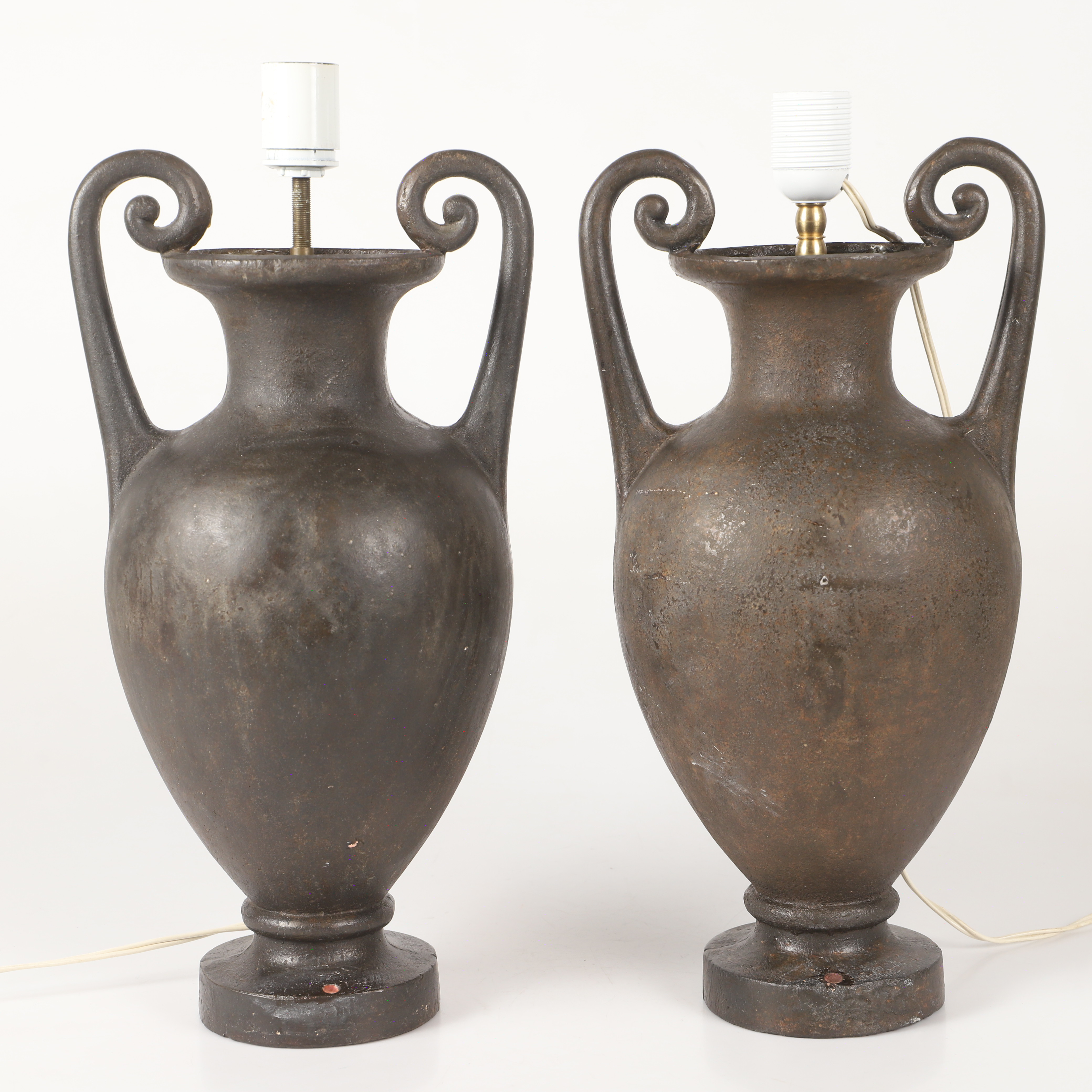 BORDSLAMPOR, 1 par, patinerad gjutjärn, 1900-tal.