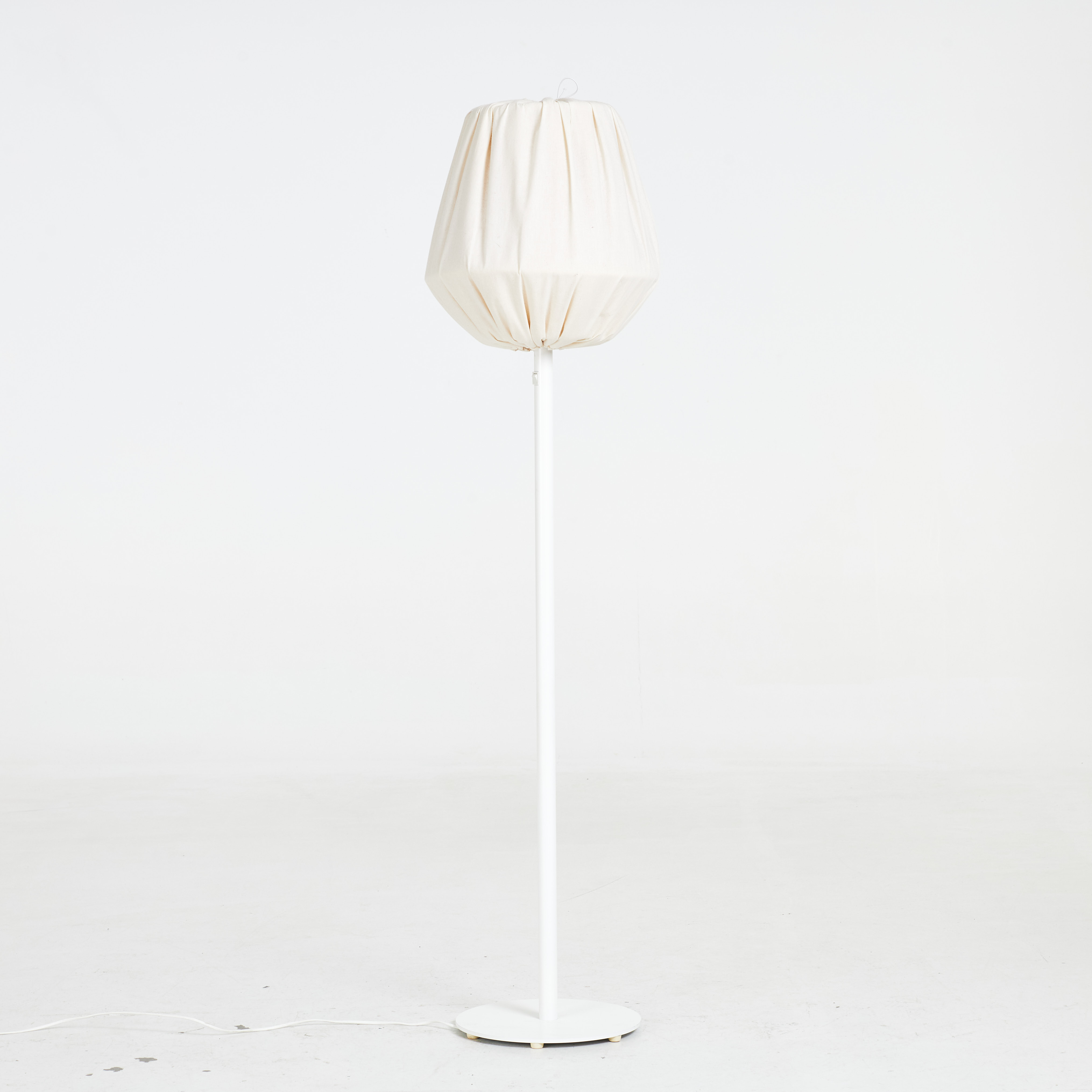 CLAESSON KOIVISTO RUNE. Golvlampa, "Baklava", för Örsjö belysning, samtida, stomme i vitlackerad metall, textilskärm, etikettmärkt.