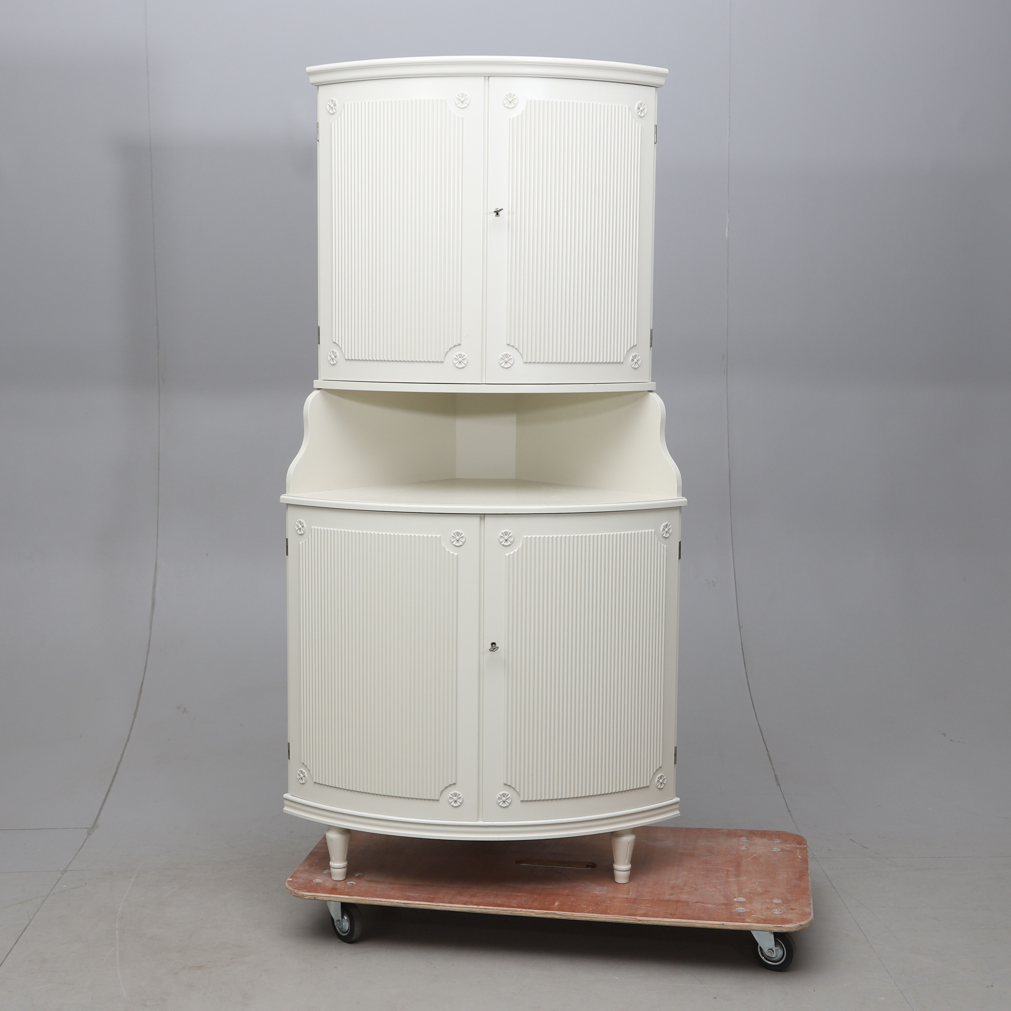 HÖRNSKÅP, gustaviansk stil, 1900-talets andra hälft.