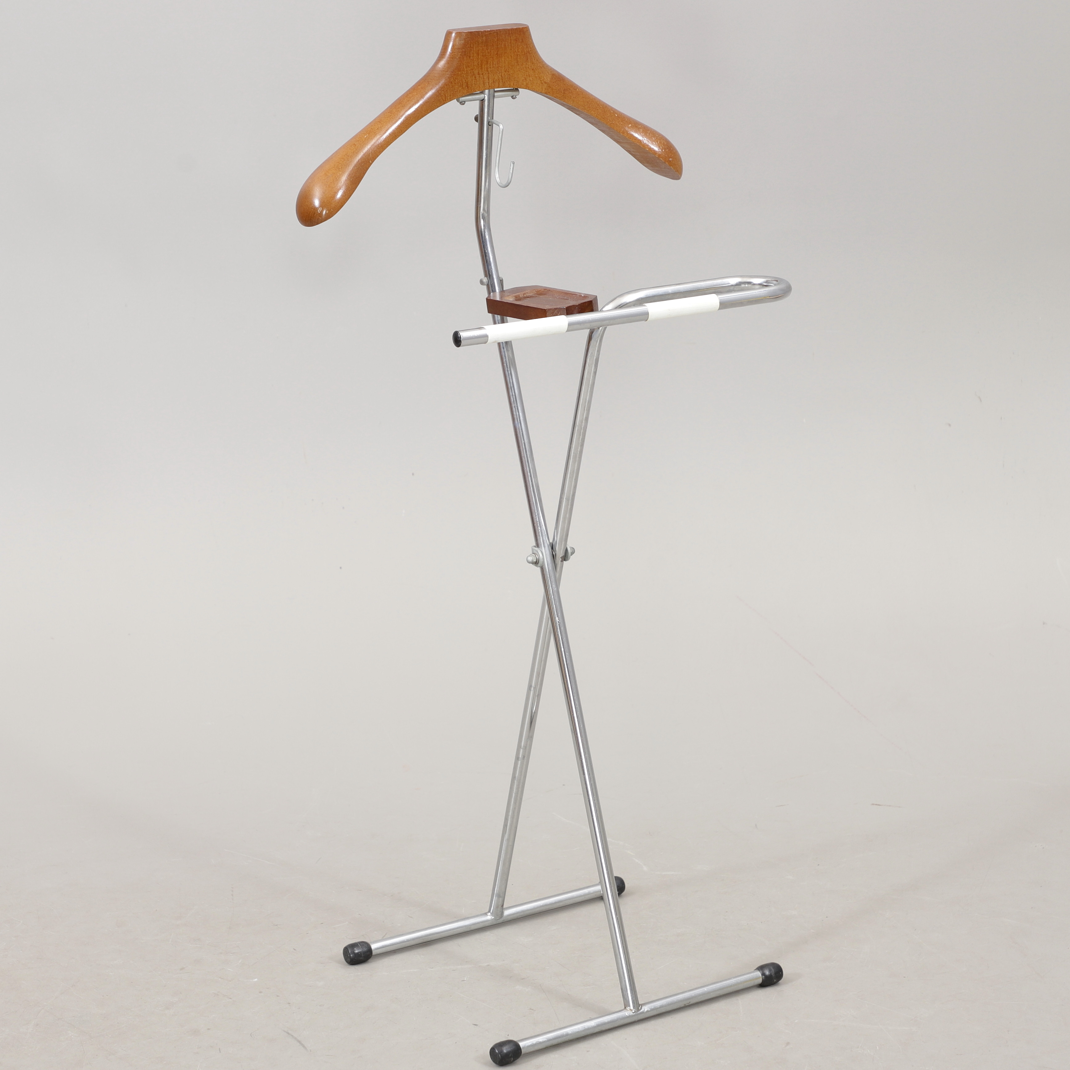 Herrbetjänt, trä och kromad metall, 1900-talets andra hälft.