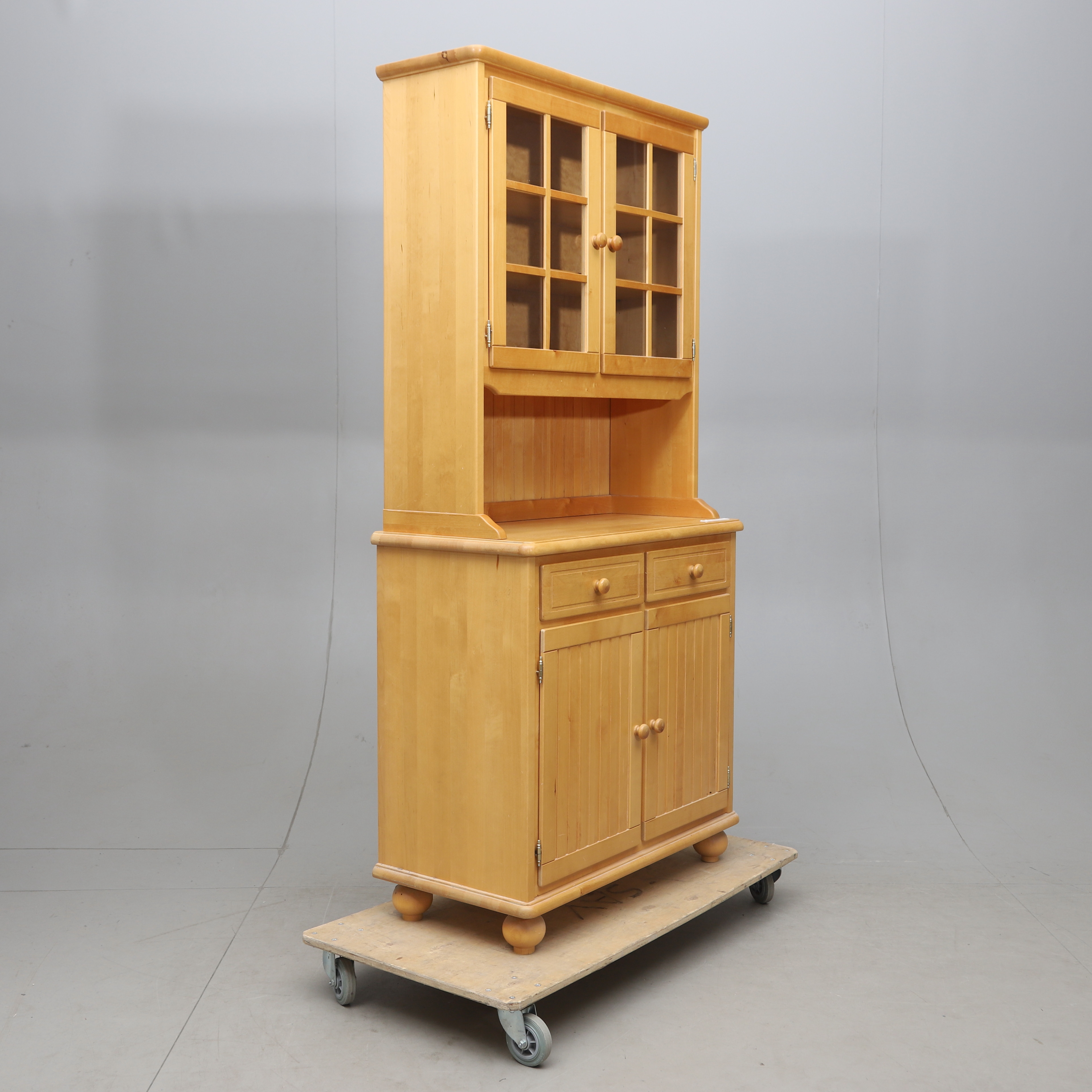 VITRINSKÅP, björk, 1900-talets andra hälft.