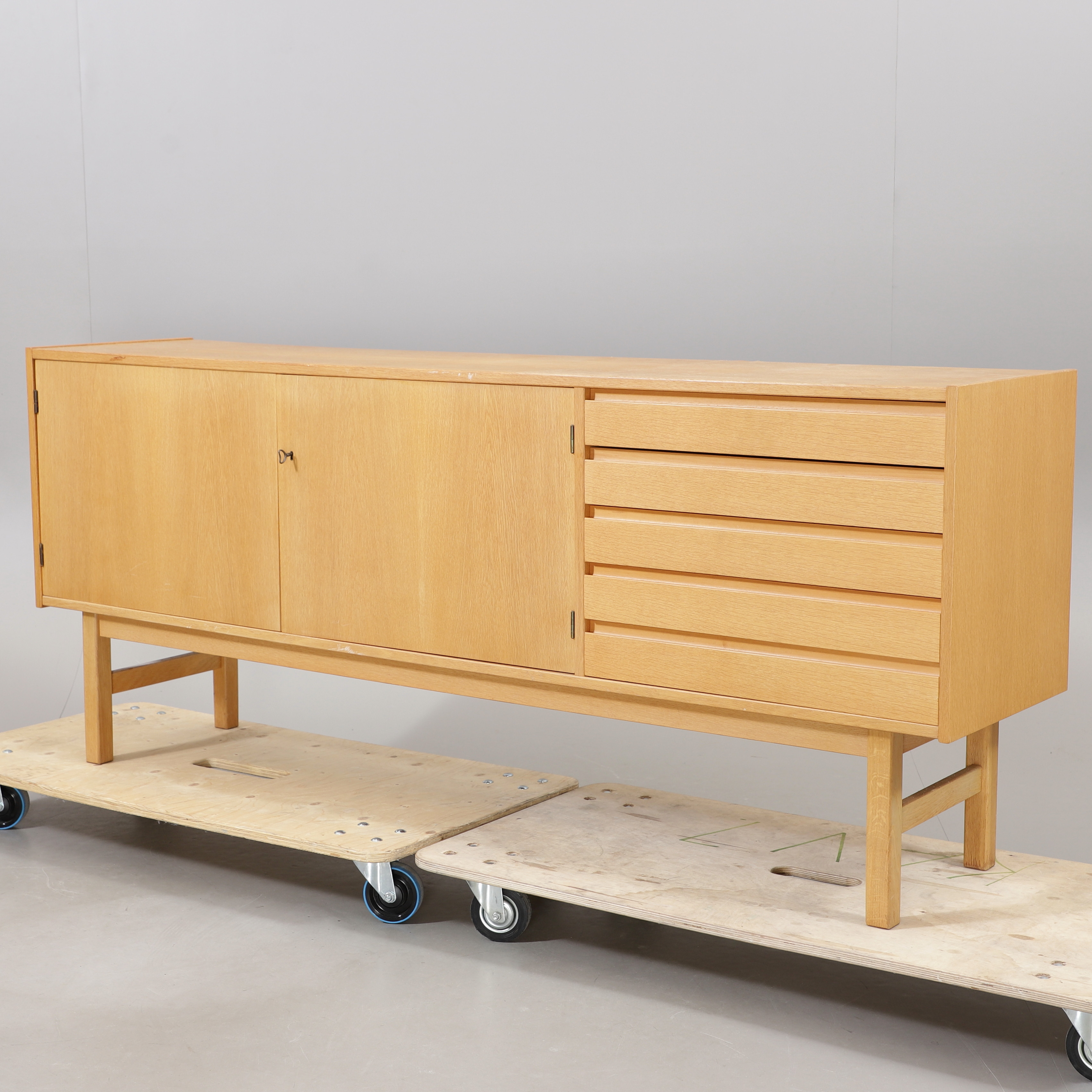 SIDEBOARD, ek, 1900-talets andra hälft.