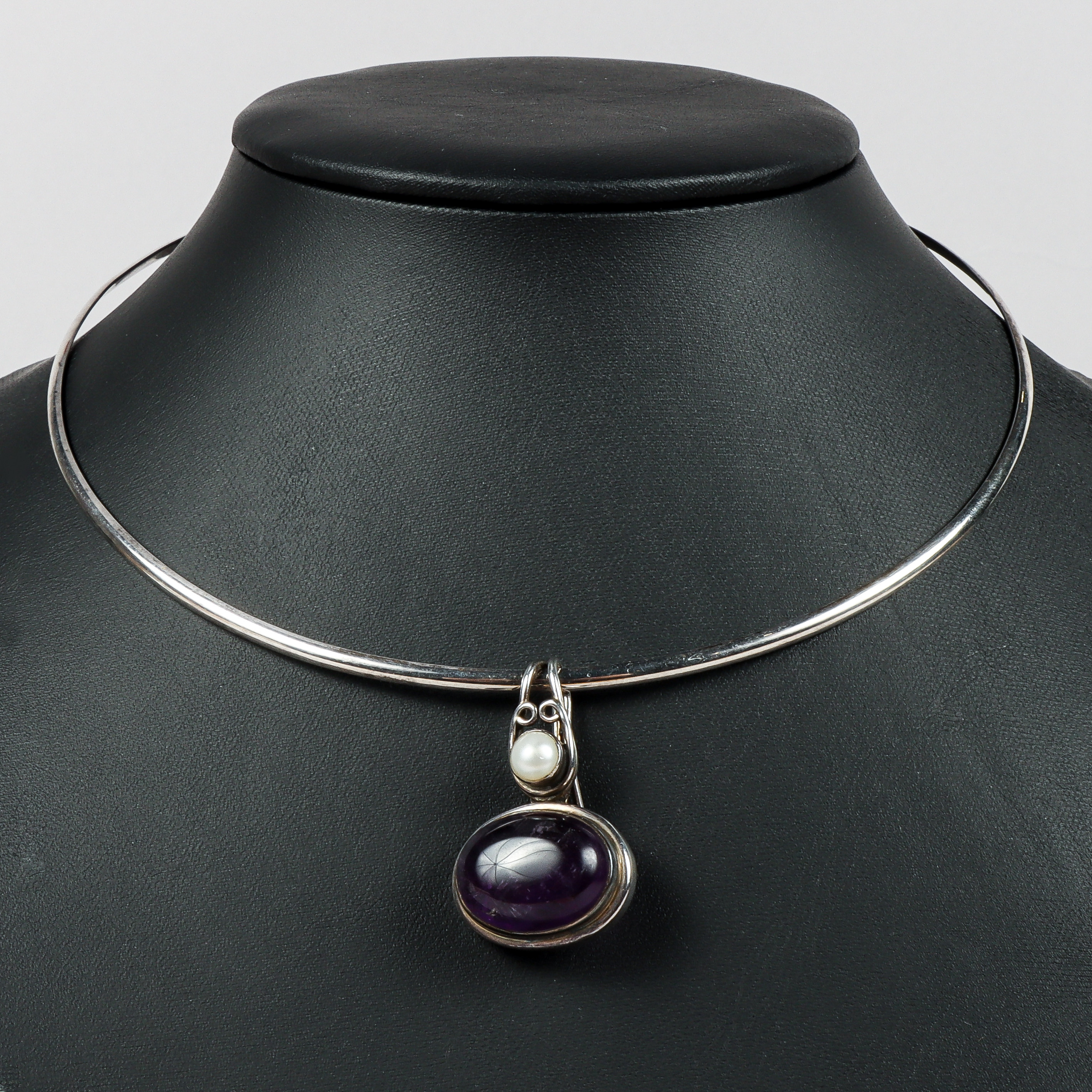 HALSRING OCH HÄNGE, silver med cabochonslipad ametist och odlad pärla.