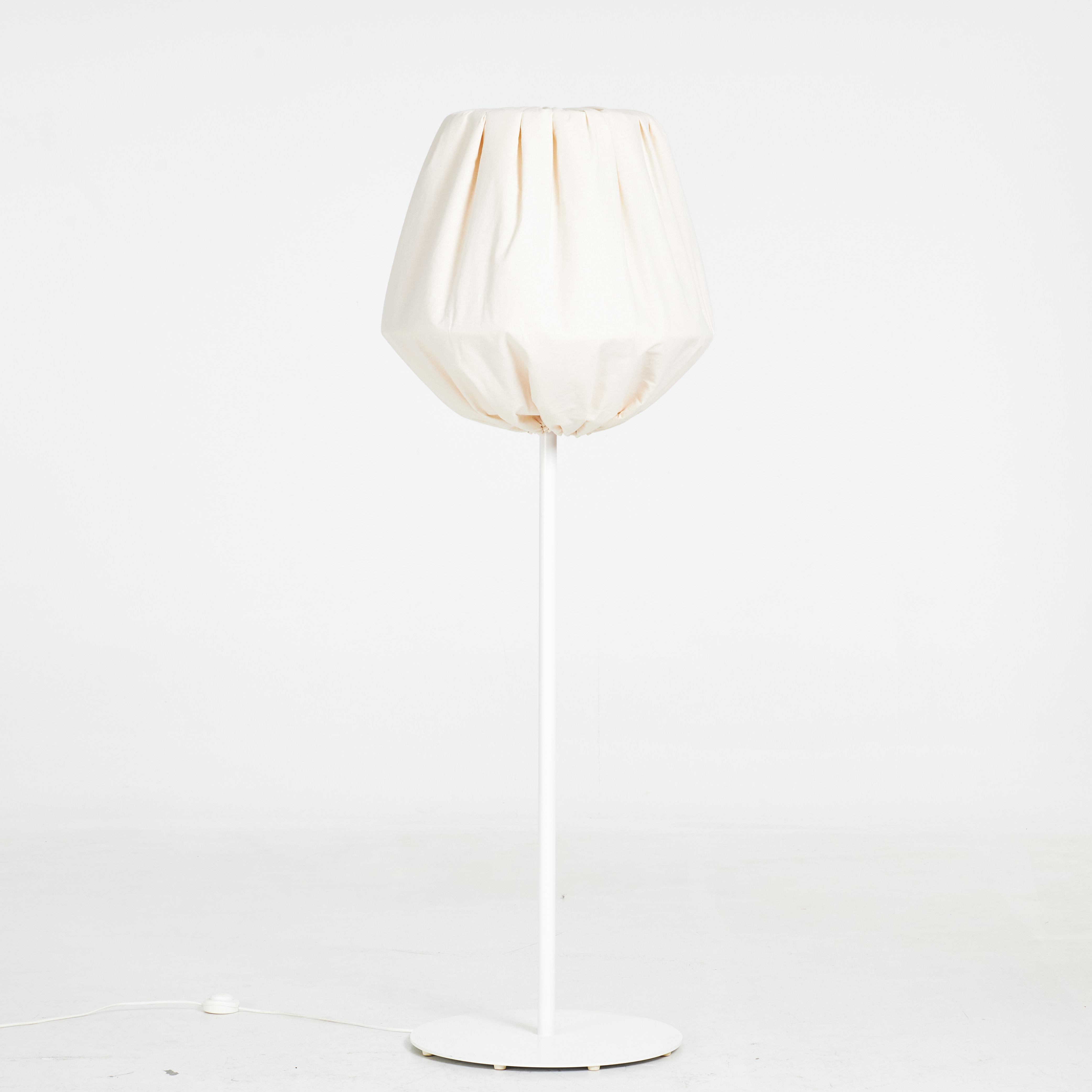 CLAESSON KOIVISTO RUNE. Golvlampa, "Baklava", för Örsjö belysning, samtida, stomme i vitlackerad metall, textilskärm, etikettmärkt.