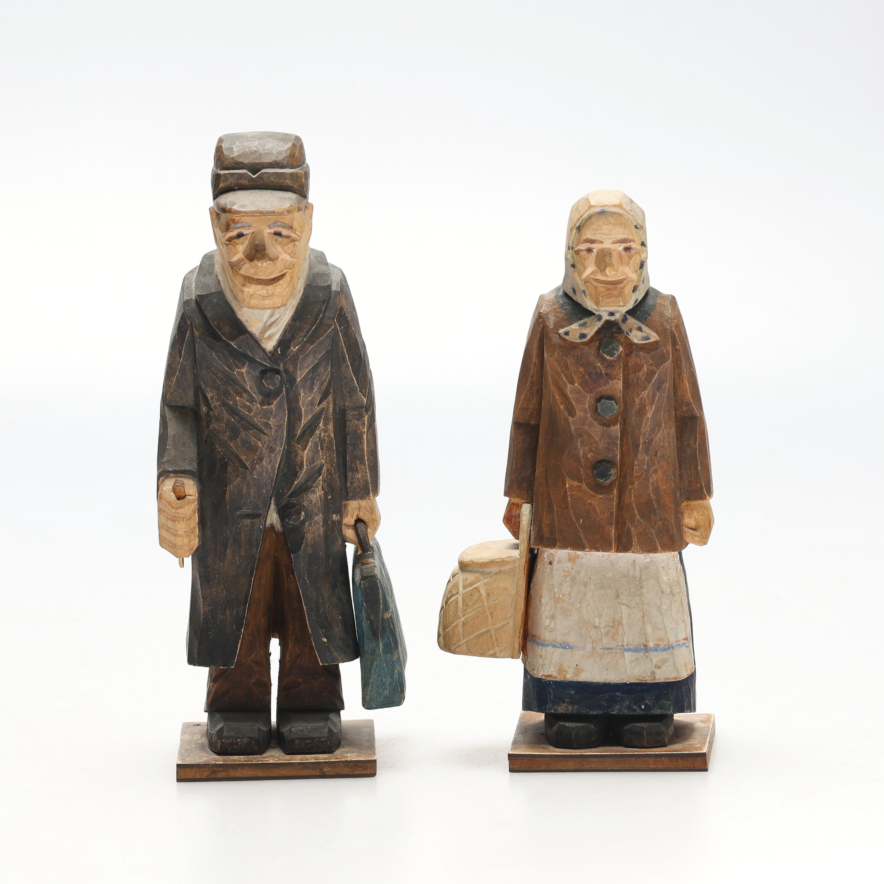 SKULPTURER. 1 par, trä, signerade Carlsson 1930-tal, Eksjö.