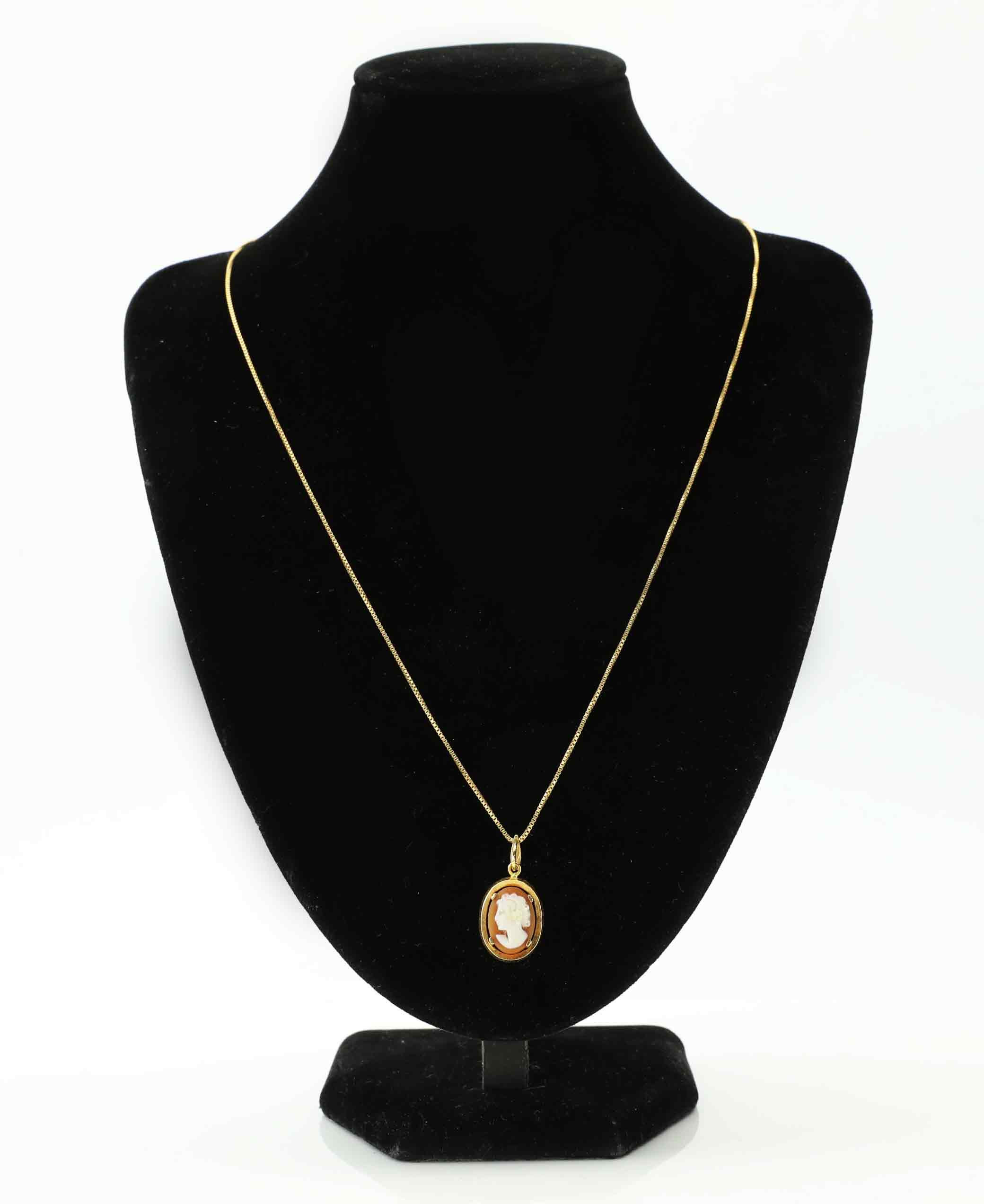 HALSKEDJA MED HÄNGE, Guld 18K, Snäckcamé.