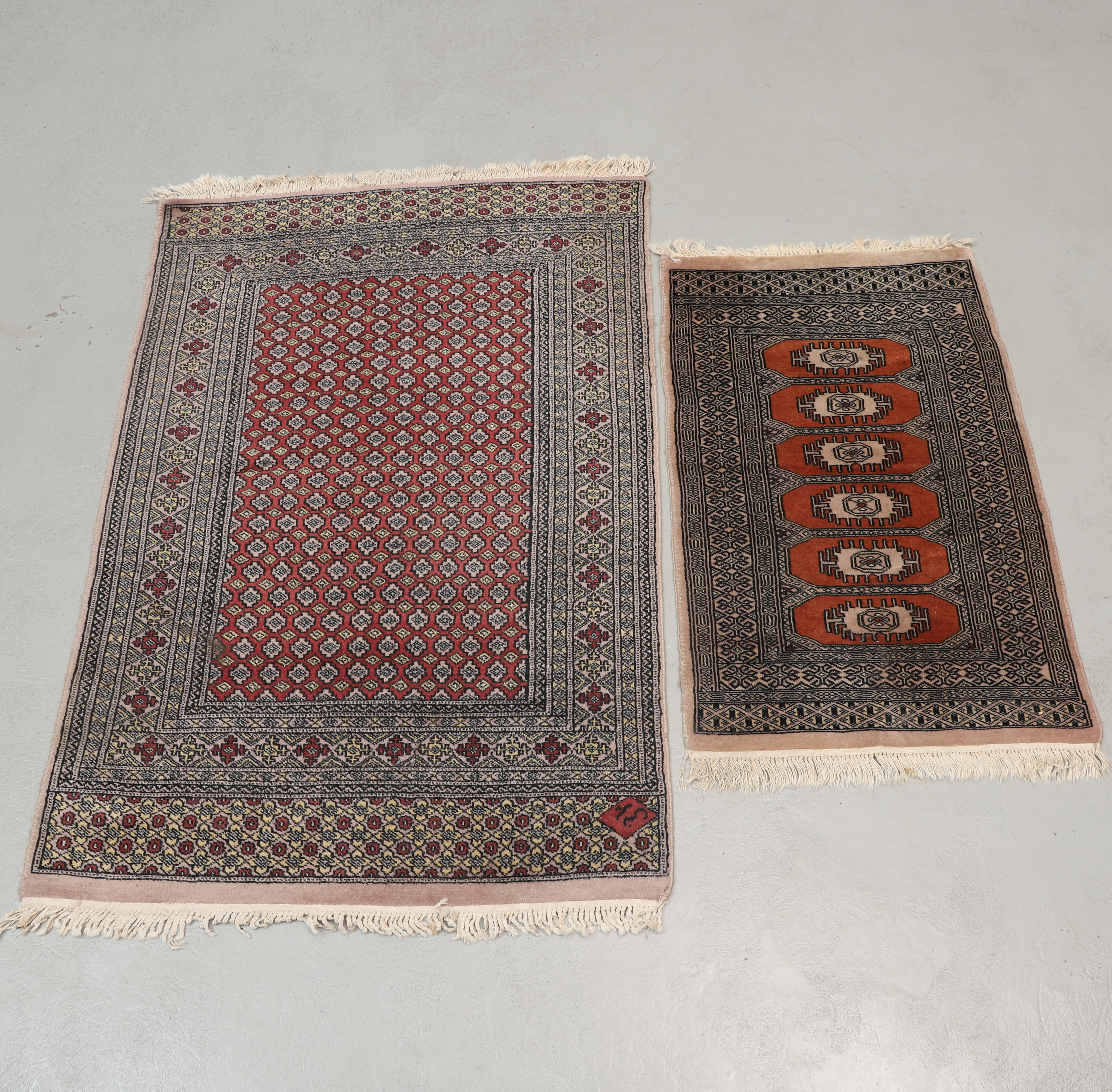 MATTOR, 2 st. handknutna, orientaliska, mått från ca: 96x60 cm till 134x94 cm.