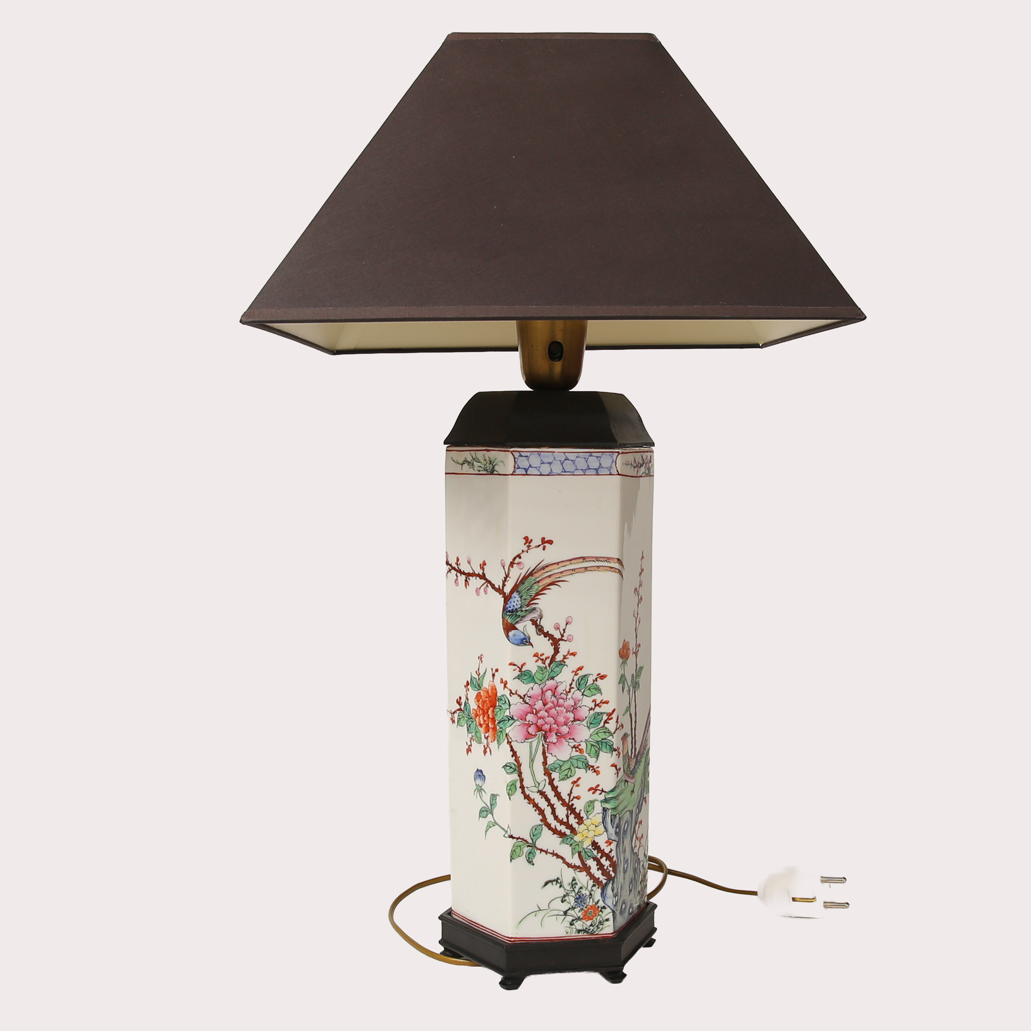 PERUKSTOCK MONTERAD SOM LAMPA. Porslin, emaljfärgsmåleri med förgyllning. Kina, Folkrepublik (1949-).