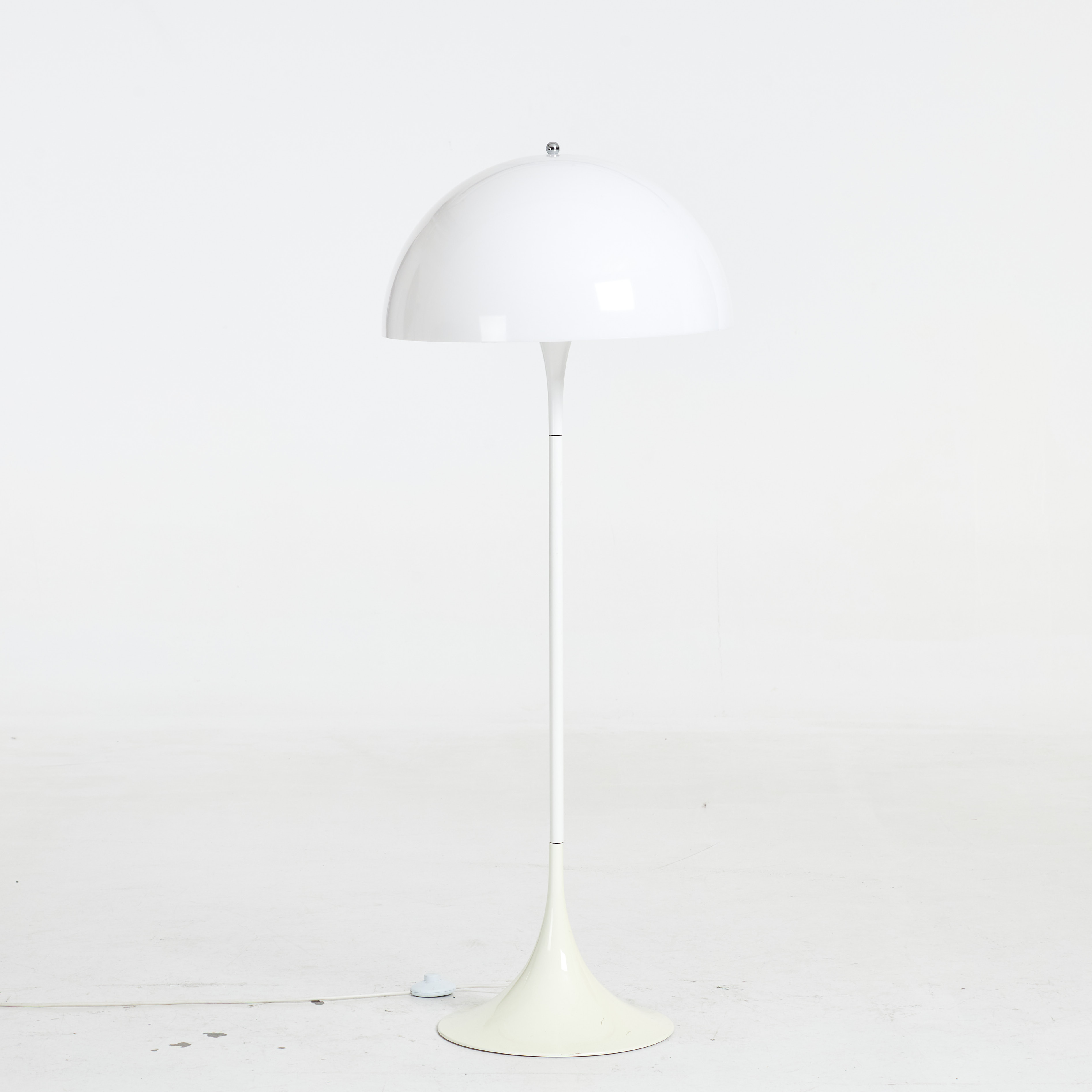 VERNER PANTON. Golvlampa, "Panthella", Louis Poulsen, Danmark, vit plast samt vitlackerad metall, etikettmärkt.