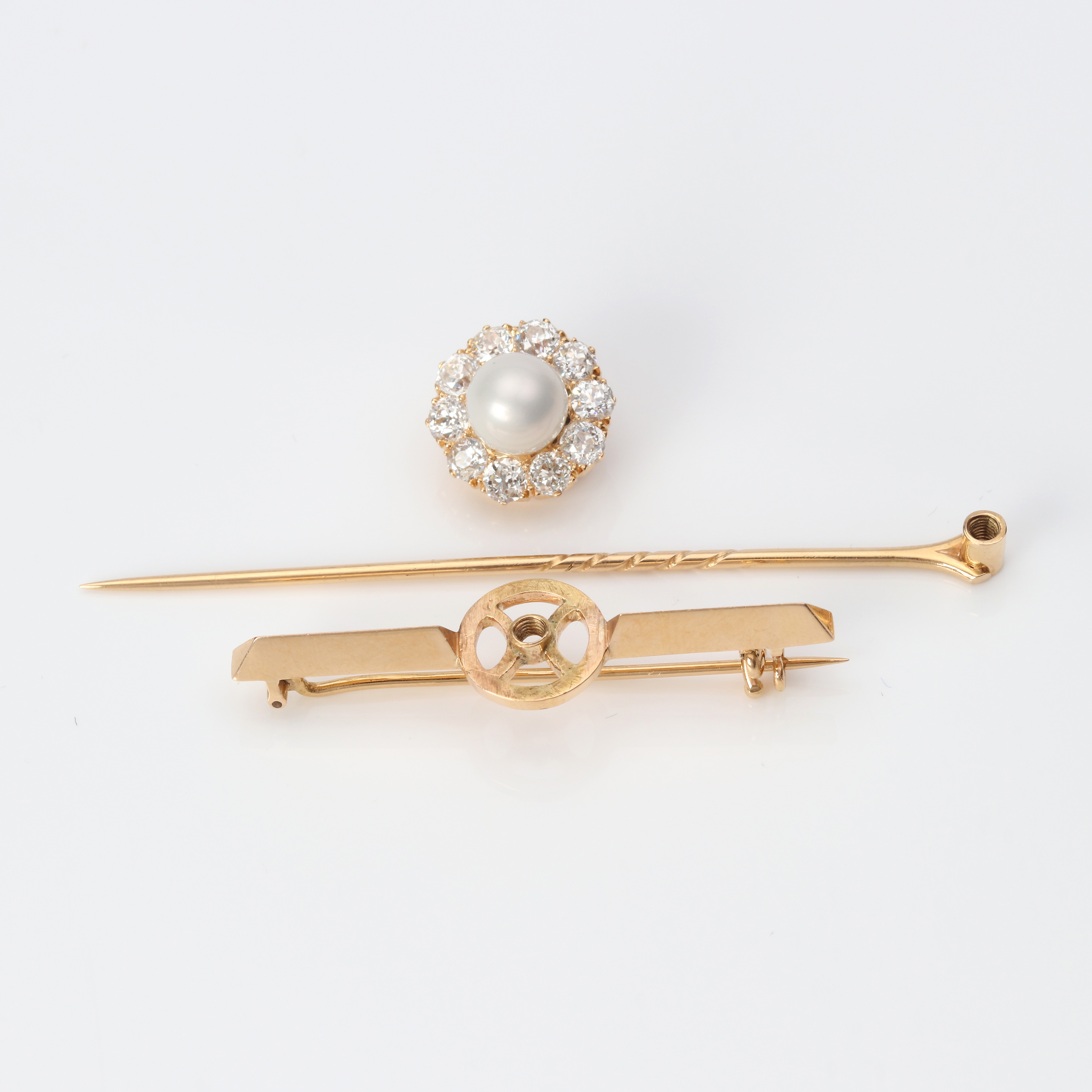 DIAMANTBROSCH/KRAVATTNÅL. 18k guld med en pärla och tio gammalslipade diamanter, K A Andersson, Stockholm 1900, totalvikt ca 10,0 gram.