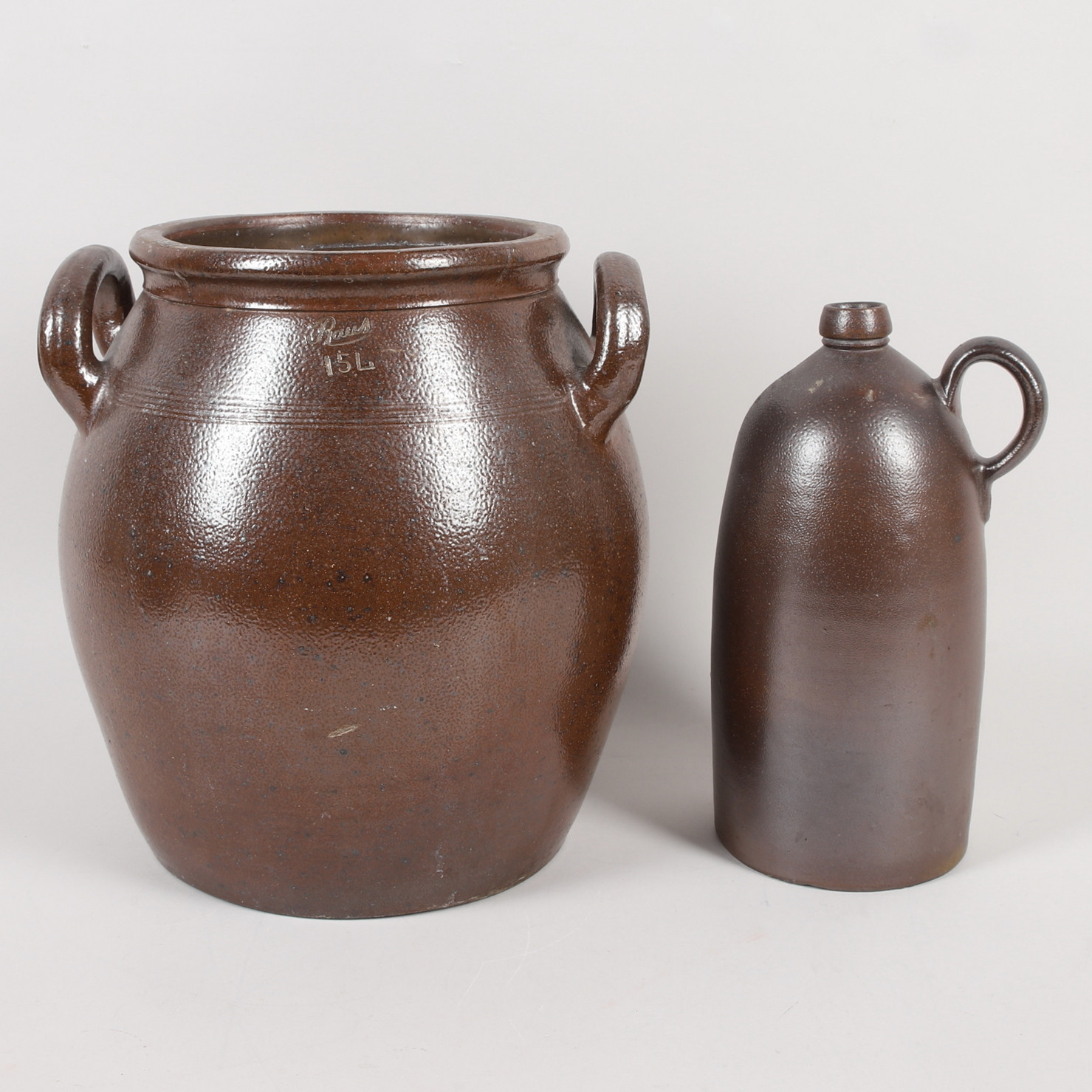 KRUS, 2 st. saltglaserat stengods, bl.a. Raus 15 L och Höganäs kärl.