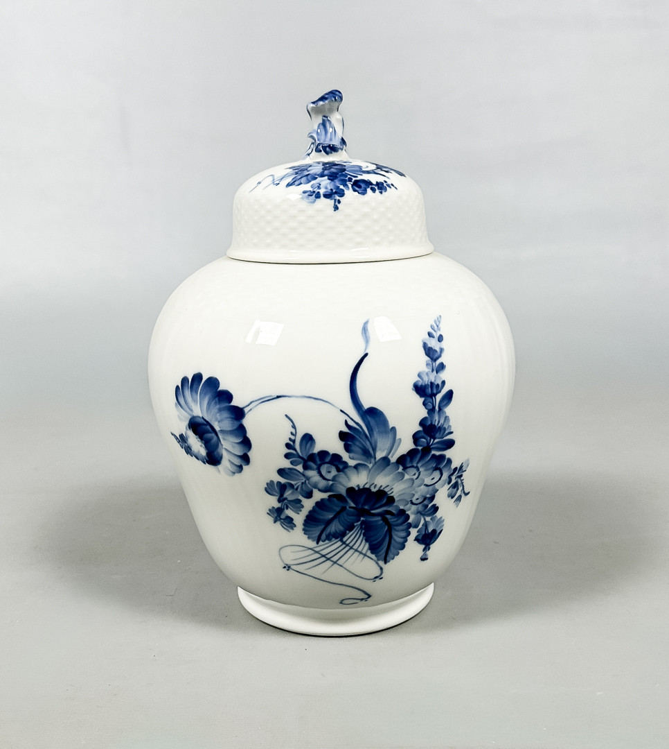 ROYAL COPENHAGEN, urna med lock, porslin, "Blå Blomst".