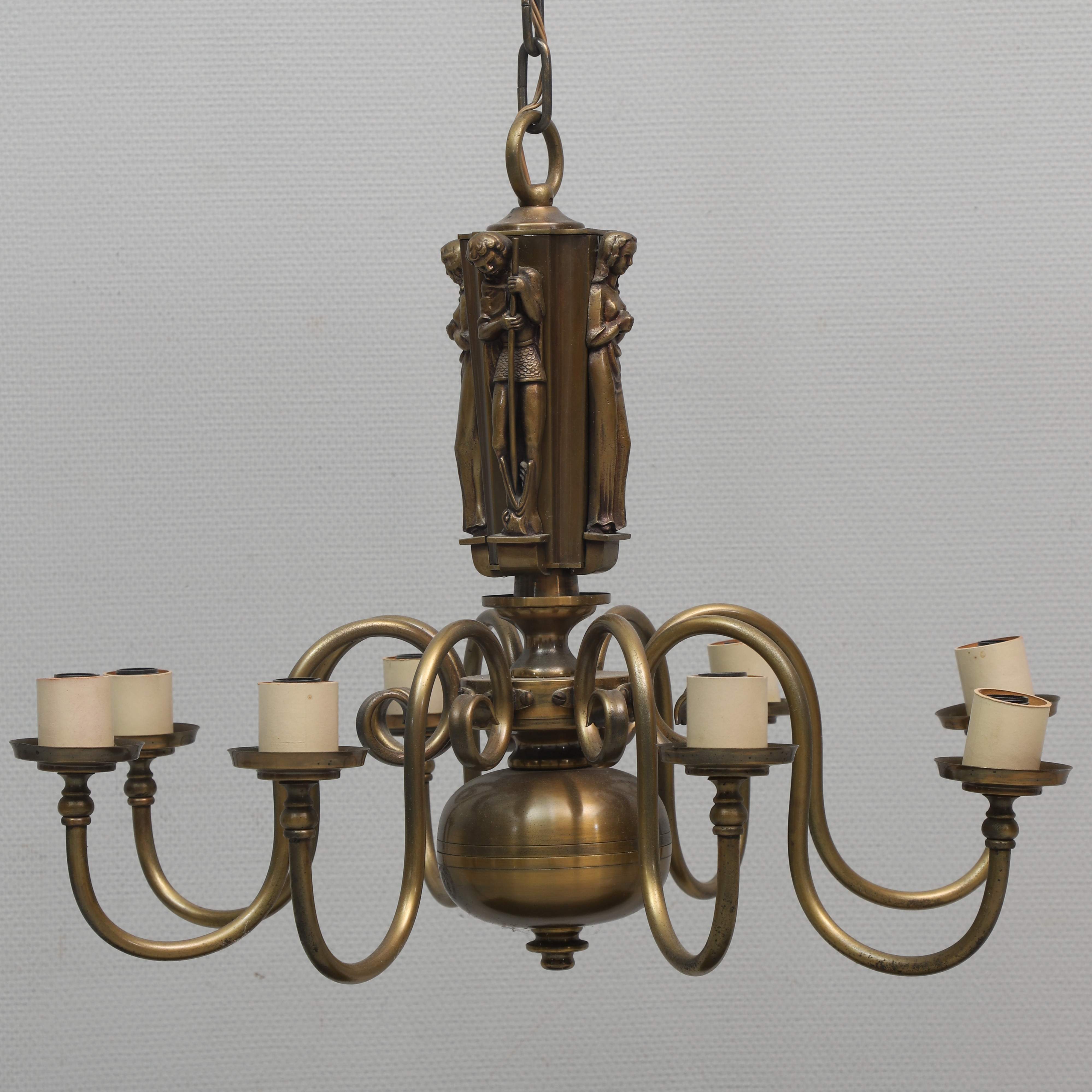 EINAR BÄCKSTRÖM. Takkrona/malmkrona, 8-ljuskronor, dekor av riddare och jungfrur, 1940-tal.