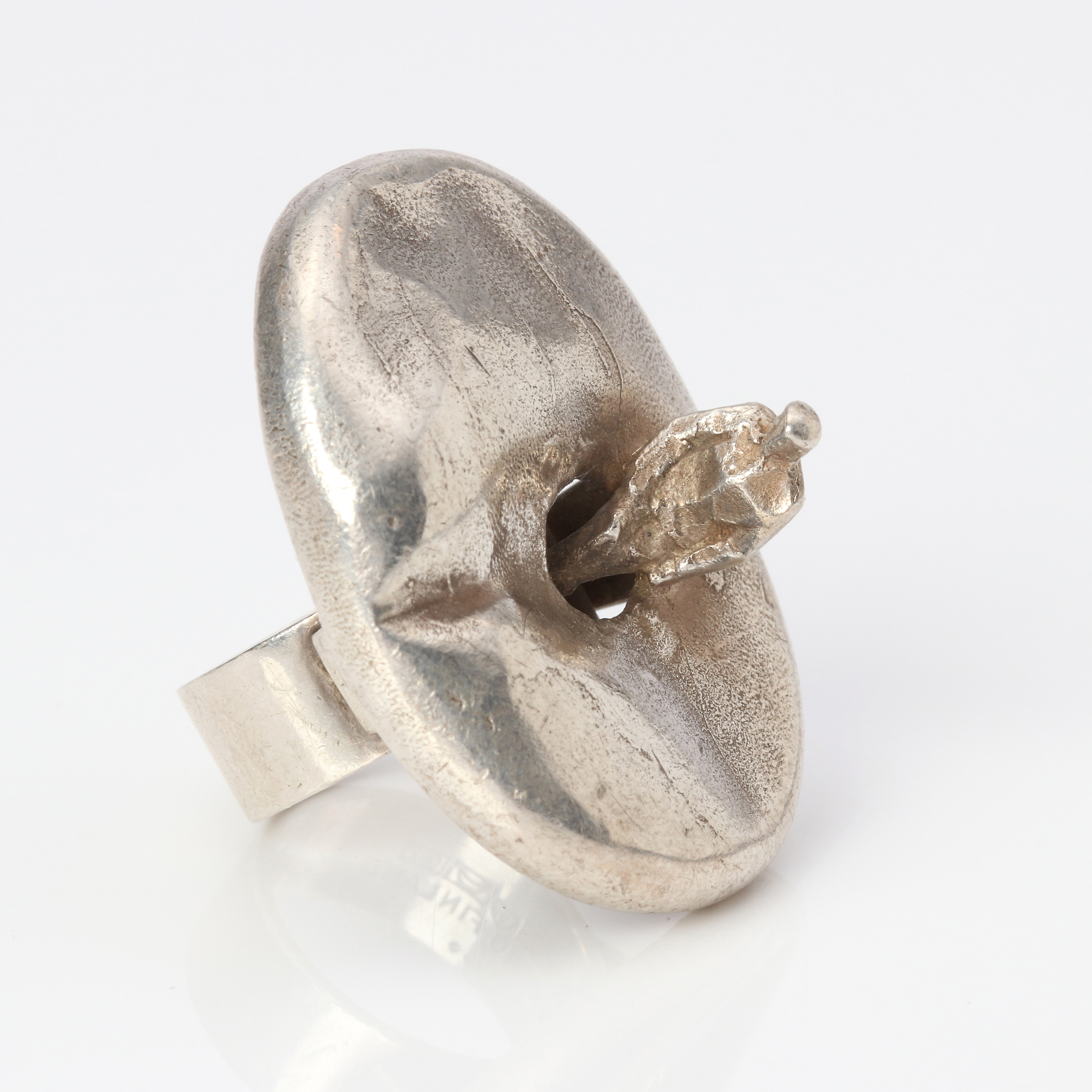BJÖRN WECKSTRÖM. RING "BRUKKAS DAMM". Sterlingsilver, formgiven 1969 för Lapponia, Finland.
