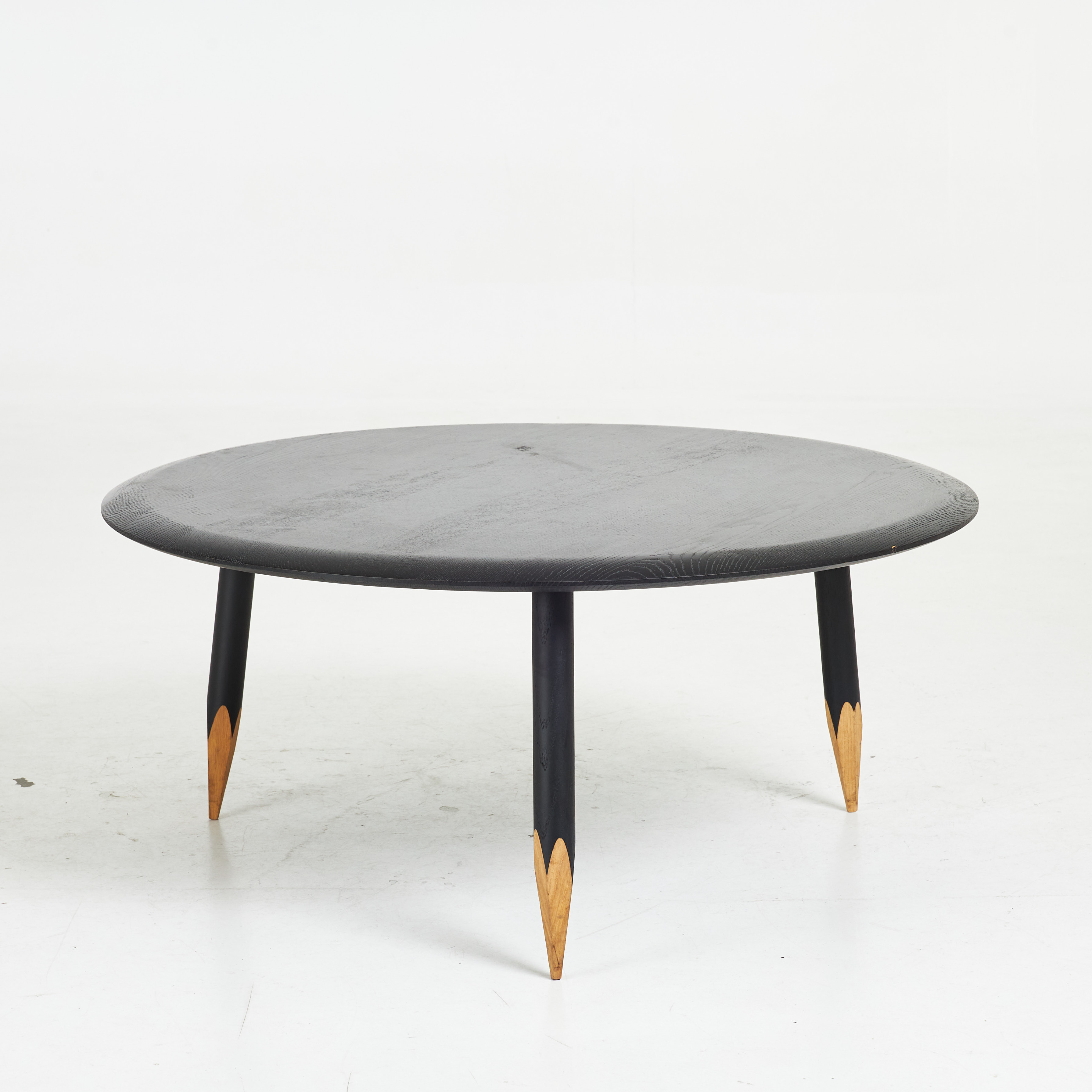 SAMUEL WILKINSON. Soffbord, "Hoof Tabel SW2", för &Tradition, bemålad ek.