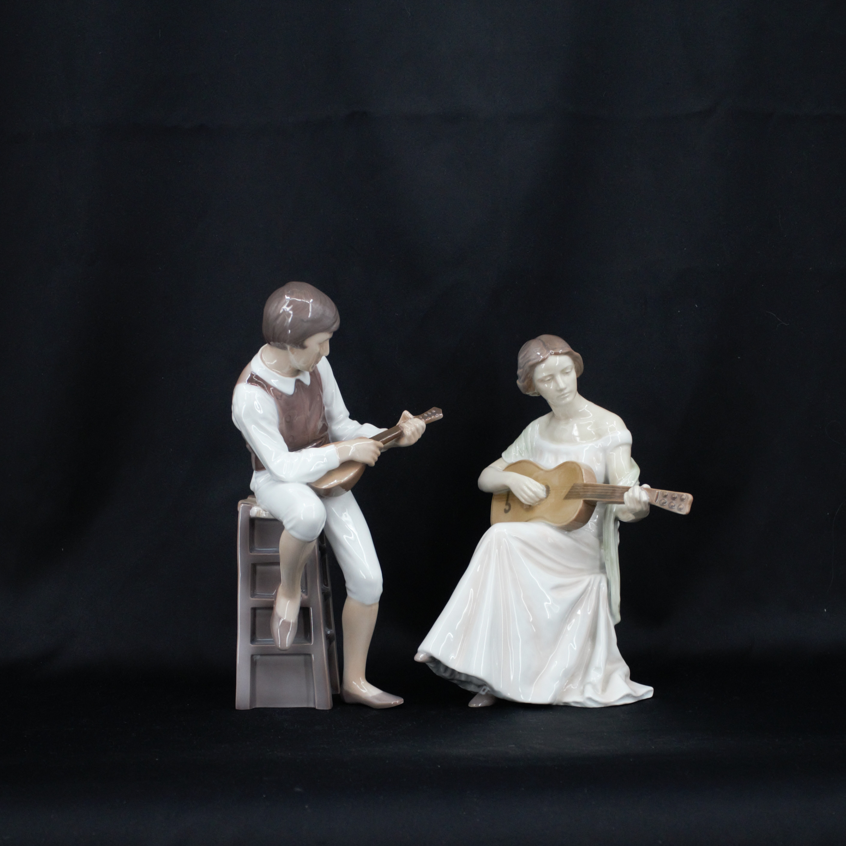 INGEBORG PLOCKROSS IRMINGER. Figuriner, 2 st, kvinna med gitarr, man med luta, porslin, Bing & Gröndal.